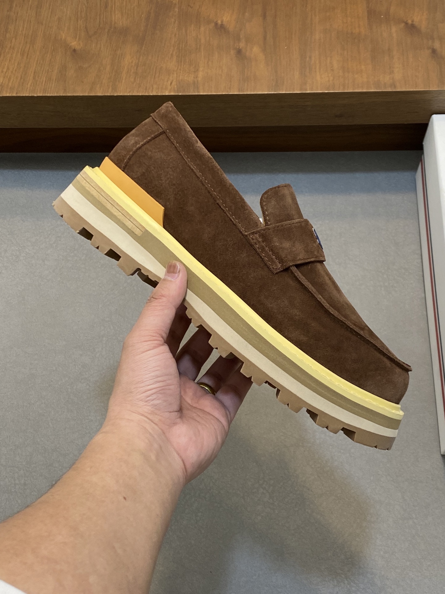 💰460 monc—蒙口  顶级原版男鞋高端品牌，新款上市，顶级奢侈品牌，最新時尚休闲高低帮，潮流百搭之款，轻松运动风，鞋面采用原版牛皮。原版牛皮内里【毛里订做】 加超精细做工。原版私模、个性时尚橡膠耐磨大底，上脚轻巧舒适。码数：39-44 。（38、45可定做）



👉