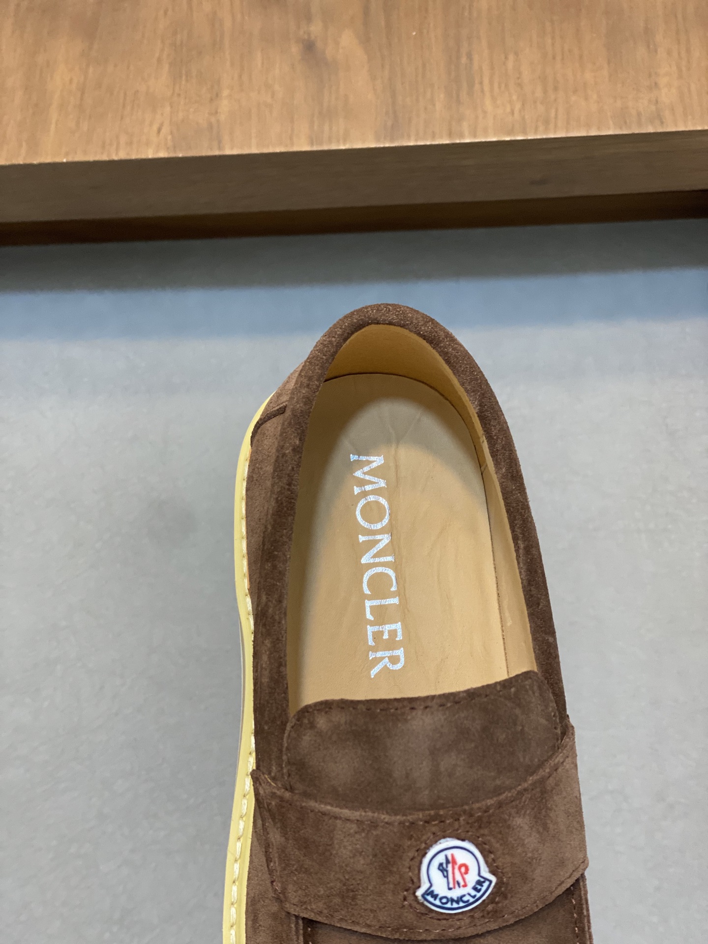 💰460 monc—蒙口  顶级原版男鞋高端品牌，新款上市，顶级奢侈品牌，最新時尚休闲高低帮，潮流百搭之款，轻松运动风，鞋面采用原版牛皮。原版牛皮内里【毛里订做】 加超精细做工。原版私模、个性时尚橡膠耐磨大底，上脚轻巧舒适。码数：39-44 。（38、45可定做）



👉