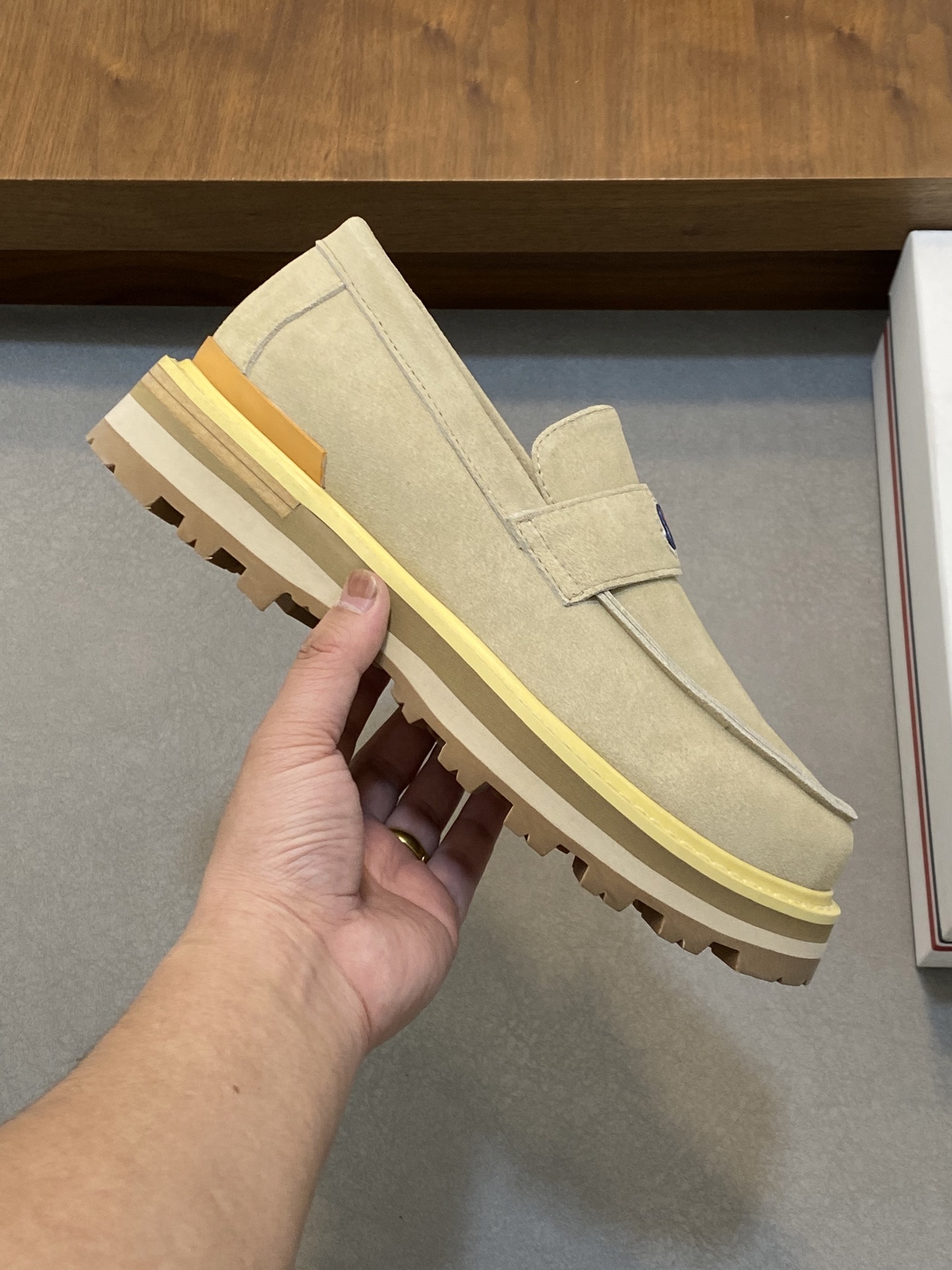 💰460 monc—蒙口  顶级原版男鞋高端品牌，新款上市，顶级奢侈品牌，最新時尚休闲高低帮，潮流百搭之款，轻松运动风，鞋面采用原版牛皮。原版牛皮内里【毛里订做】 加超精细做工。原版私模、个性时尚橡膠耐磨大底，上脚轻巧舒适。码数：39-44 。（38、45可定做）



👉