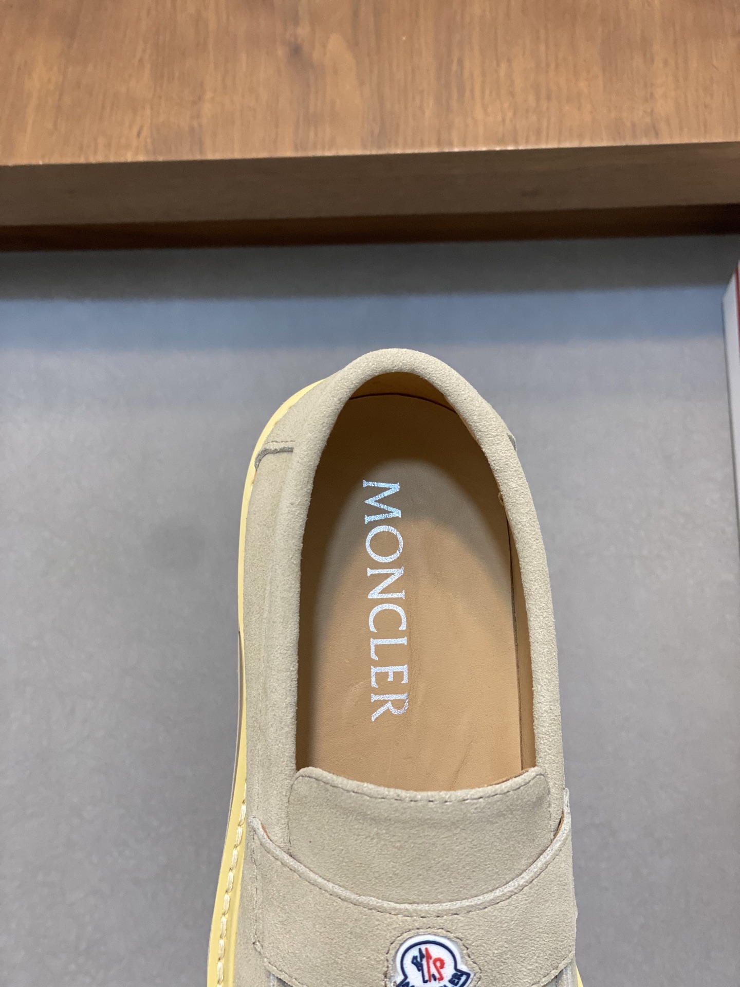 💰460 monc—蒙口  顶级原版男鞋高端品牌，新款上市，顶级奢侈品牌，最新時尚休闲高低帮，潮流百搭之款，轻松运动风，鞋面采用原版牛皮。原版牛皮内里【毛里订做】 加超精细做工。原版私模、个性时尚橡膠耐磨大底，上脚轻巧舒适。码数：39-44 。（38、45可定做）



👉