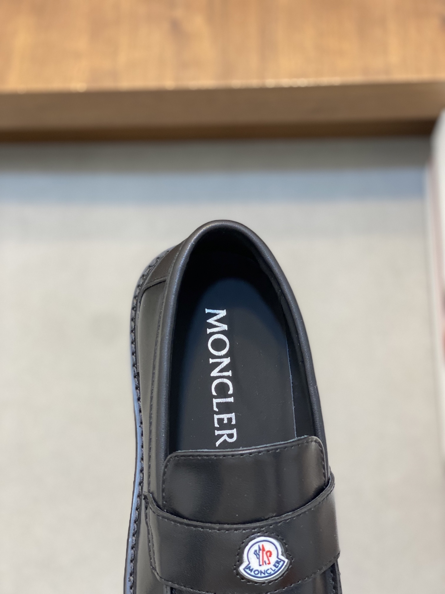 💰460 monc—蒙口  顶级原版男鞋高端品牌，新款上市，顶级奢侈品牌，最新時尚休闲高低帮，潮流百搭之款，轻松运动风，鞋面采用原版牛皮。原版牛皮内里【毛里订做】 加超精细做工。原版私模、个性时尚橡膠耐磨大底，上脚轻巧舒适。码数：39-44 。（38、45可定做）



👉