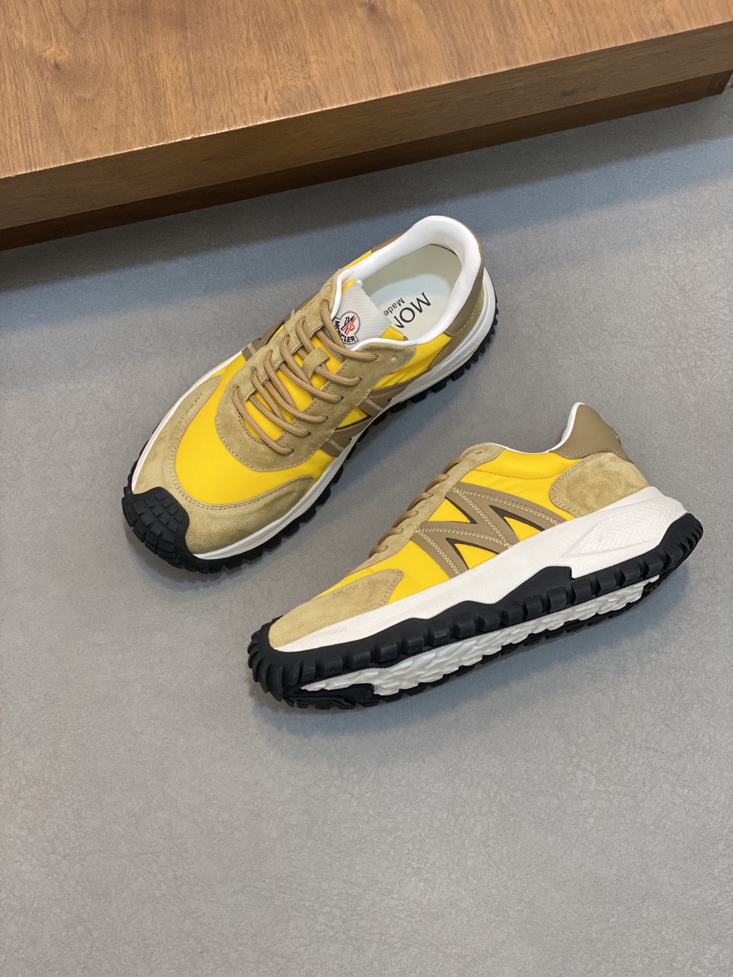 💰400 Moncler蒙口 男鞋运动鞋,进口牛皮面、氯丁橡胶 各种材质拼接打造，鞋面采用鞋带和橡胶嵌件设计，后跟Moncler标志，大底采用TPU+橡胶+高弹橡胶发泡组合成型，具有高弹性高耐磨性，提高舒适性，无论是鞋面还是颜色设计都值得入手！Size：39-44（38 45定做）