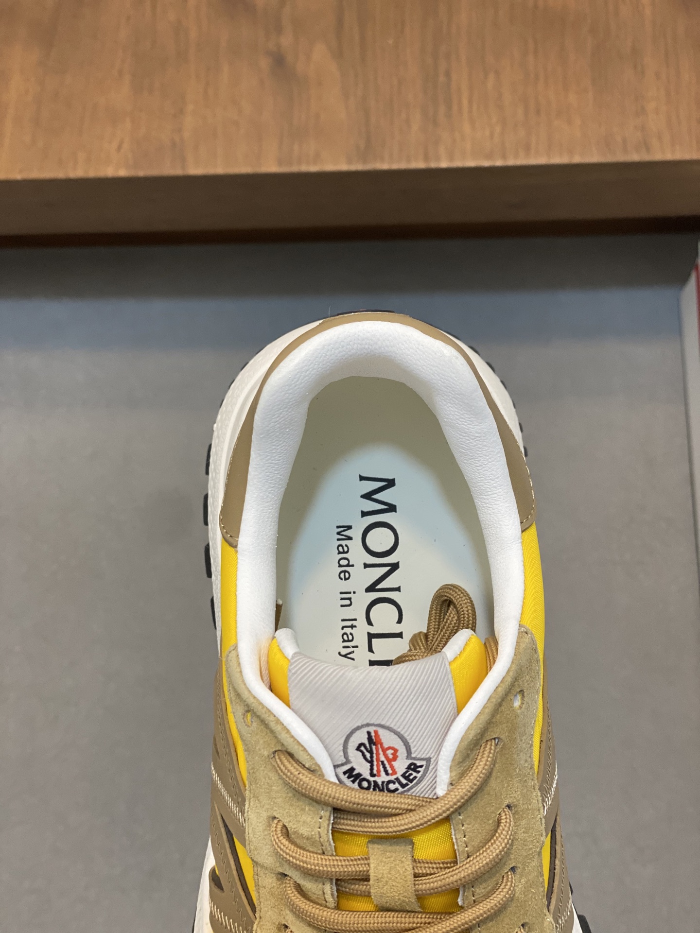 💰400 Moncler蒙口 男鞋运动鞋,进口牛皮面、氯丁橡胶 各种材质拼接打造，鞋面采用鞋带和橡胶嵌件设计，后跟Moncler标志，大底采用TPU+橡胶+高弹橡胶发泡组合成型，具有高弹性高耐磨性，提高舒适性，无论是鞋面还是颜色设计都值得入手！Size：39-44（38 45定做）