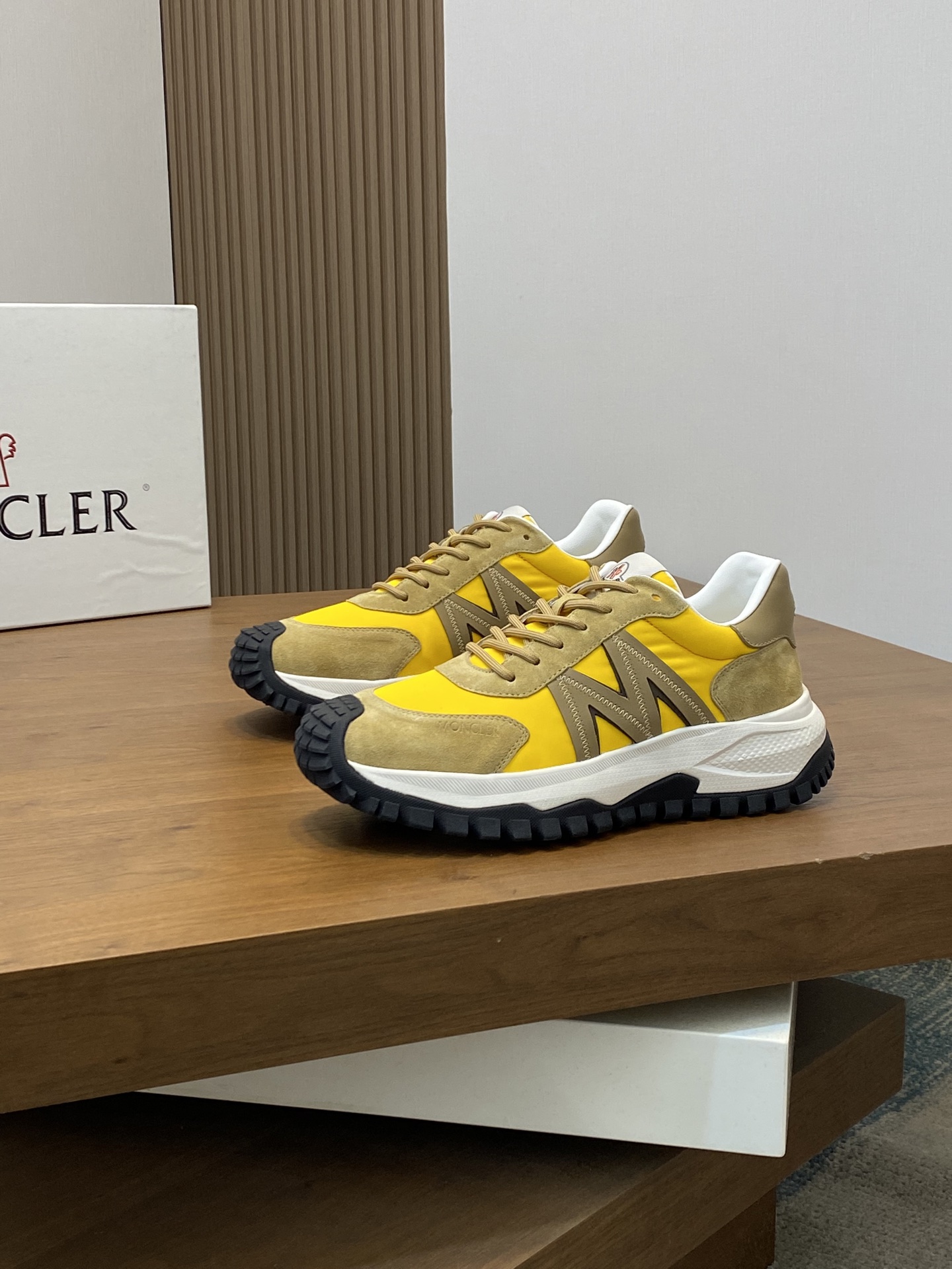 💰400 Moncler蒙口 男鞋运动鞋,进口牛皮面、氯丁橡胶 各种材质拼接打造，鞋面采用鞋带和橡胶嵌件设计，后跟Moncler标志，大底采用TPU+橡胶+高弹橡胶发泡组合成型，具有高弹性高耐磨性，提高舒适性，无论是鞋面还是颜色设计都值得入手！Size：39-44（38 45定做）