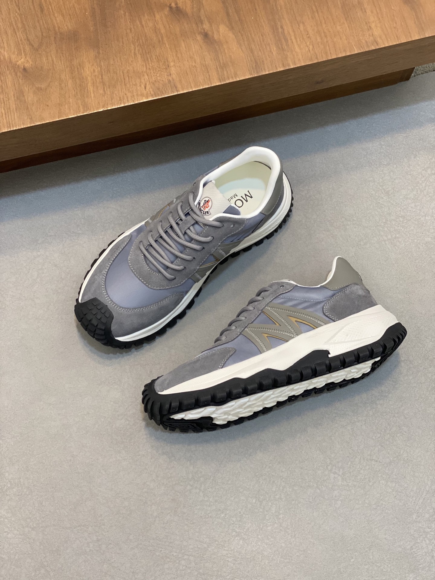 💰400 Moncler蒙口 男鞋运动鞋,进口牛皮面、氯丁橡胶 各种材质拼接打造，鞋面采用鞋带和橡胶嵌件设计，后跟Moncler标志，大底采用TPU+橡胶+高弹橡胶发泡组合成型，具有高弹性高耐磨性，提高舒适性，无论是鞋面还是颜色设计都值得入手！Size：39-44（38 45定做）