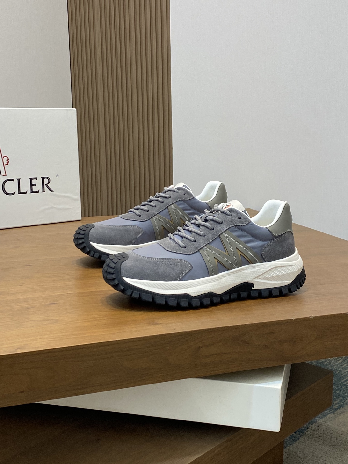 💰400 Moncler蒙口 男鞋运动鞋,进口牛皮面、氯丁橡胶 各种材质拼接打造，鞋面采用鞋带和橡胶嵌件设计，后跟Moncler标志，大底采用TPU+橡胶+高弹橡胶发泡组合成型，具有高弹性高耐磨性，提高舒适性，无论是鞋面还是颜色设计都值得入手！Size：39-44（38 45定做）