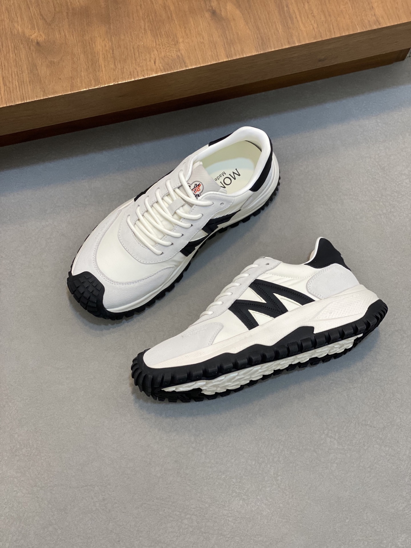 💰400 Moncler蒙口 男鞋运动鞋,进口牛皮面、氯丁橡胶 各种材质拼接打造，鞋面采用鞋带和橡胶嵌件设计，后跟Moncler标志，大底采用TPU+橡胶+高弹橡胶发泡组合成型，具有高弹性高耐磨性，提高舒适性，无论是鞋面还是颜色设计都值得入手！Size：39-44（38 45定做）