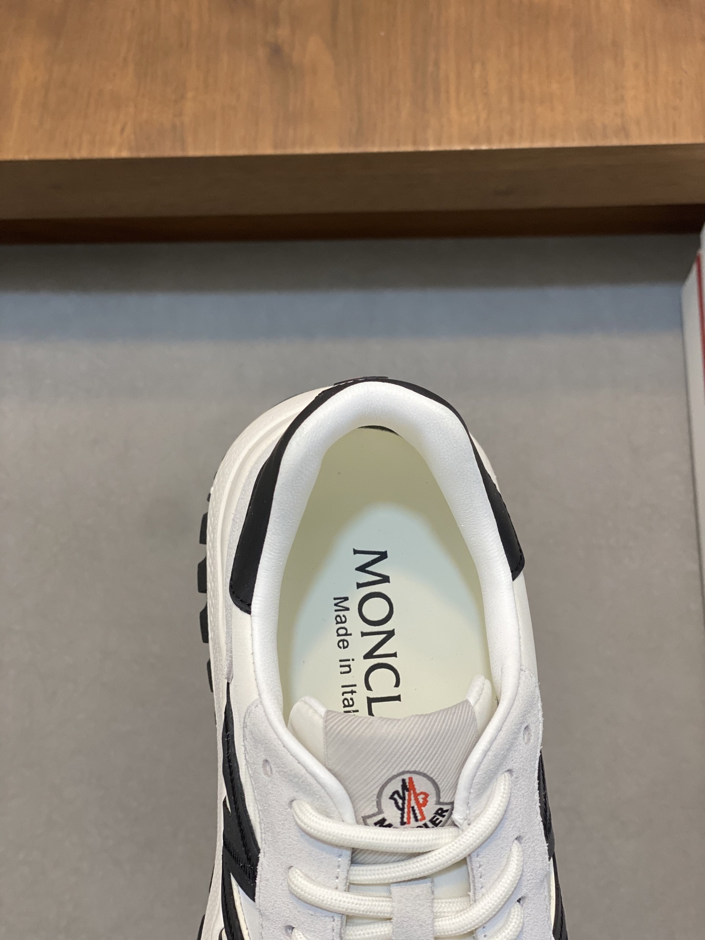 💰400 Moncler蒙口 男鞋运动鞋,进口牛皮面、氯丁橡胶 各种材质拼接打造，鞋面采用鞋带和橡胶嵌件设计，后跟Moncler标志，大底采用TPU+橡胶+高弹橡胶发泡组合成型，具有高弹性高耐磨性，提高舒适性，无论是鞋面还是颜色设计都值得入手！Size：39-44（38 45定做）