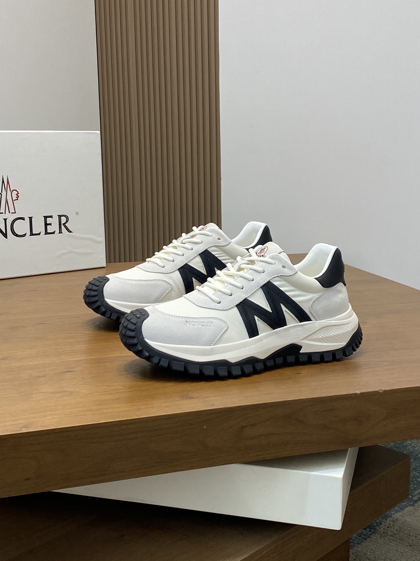 💰400 Moncler蒙口 男鞋运动鞋,进口牛皮面、氯丁橡胶 各种材质拼接打造，鞋面采用鞋带和橡胶嵌件设计，后跟Moncler标志，大底采用TPU+橡胶+高弹橡胶发泡组合成型，具有高弹性高耐磨性，提高舒适性，无论是鞋面还是颜色设计都值得入手！Size：39-44（38 45定做）