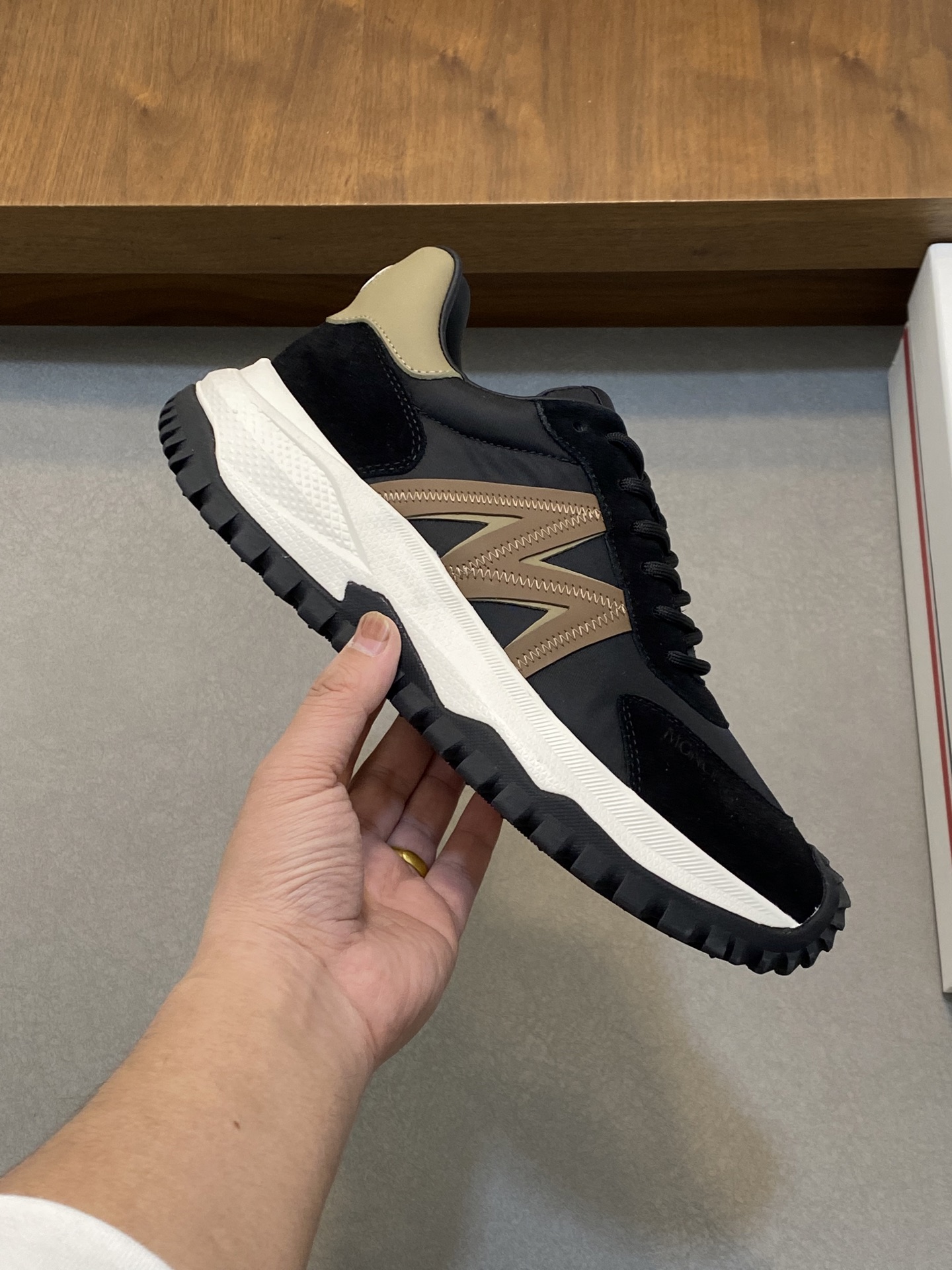💰400 Moncler蒙口 男鞋运动鞋,进口牛皮面、氯丁橡胶 各种材质拼接打造，鞋面采用鞋带和橡胶嵌件设计，后跟Moncler标志，大底采用TPU+橡胶+高弹橡胶发泡组合成型，具有高弹性高耐磨性，提高舒适性，无论是鞋面还是颜色设计都值得入手！Size：39-44（38 45定做）