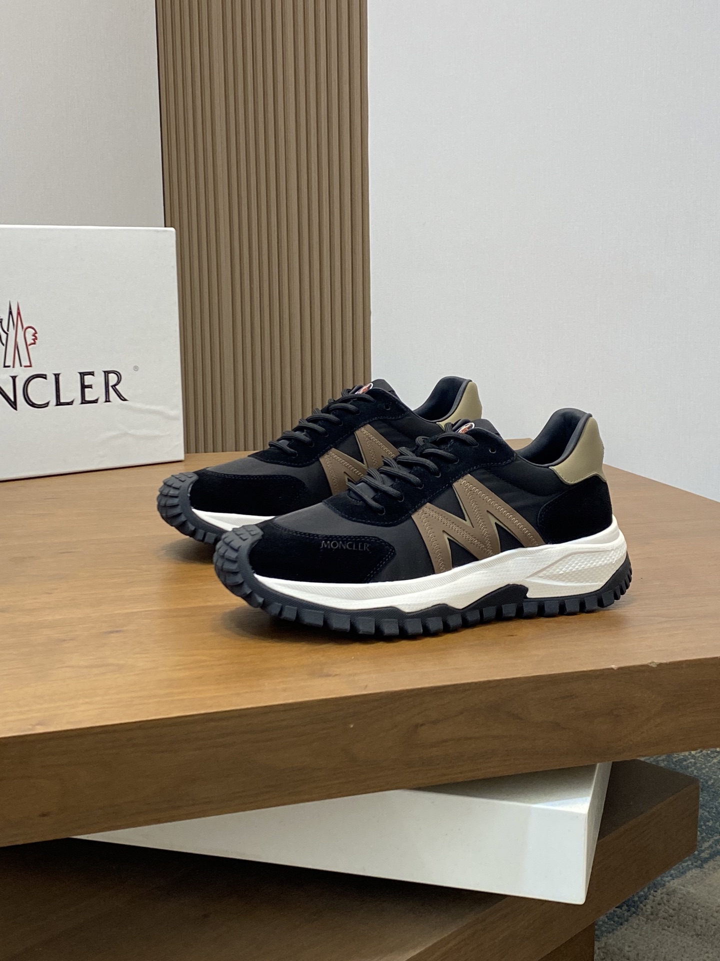 💰400 Moncler蒙口 男鞋运动鞋,进口牛皮面、氯丁橡胶 各种材质拼接打造，鞋面采用鞋带和橡胶嵌件设计，后跟Moncler标志，大底采用TPU+橡胶+高弹橡胶发泡组合成型，具有高弹性高耐磨性，提高舒适性，无论是鞋面还是颜色设计都值得入手！Size：39-44（38 45定做）