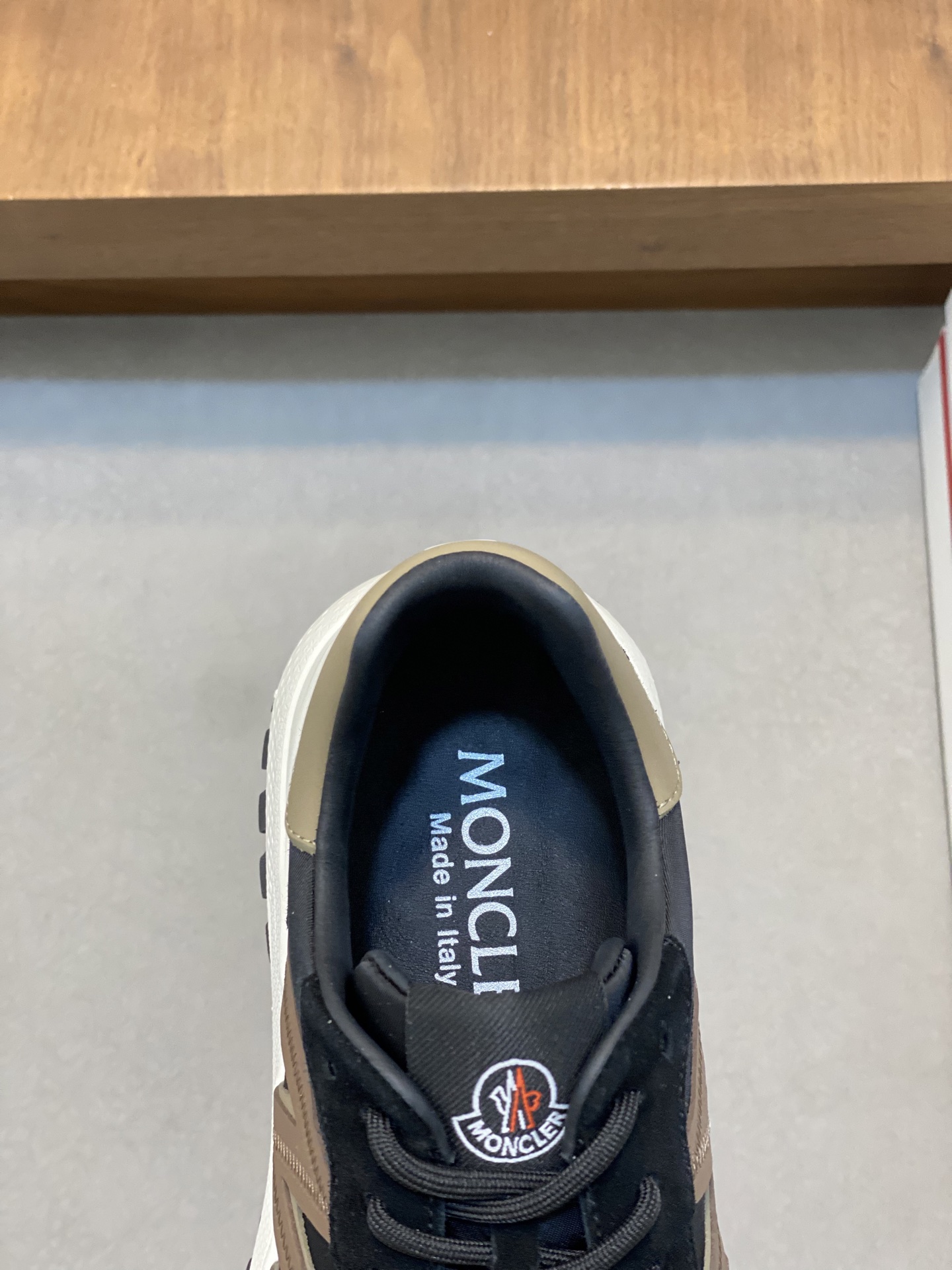 💰400 Moncler蒙口 男鞋运动鞋,进口牛皮面、氯丁橡胶 各种材质拼接打造，鞋面采用鞋带和橡胶嵌件设计，后跟Moncler标志，大底采用TPU+橡胶+高弹橡胶发泡组合成型，具有高弹性高耐磨性，提高舒适性，无论是鞋面还是颜色设计都值得入手！Size：39-44（38 45定做）