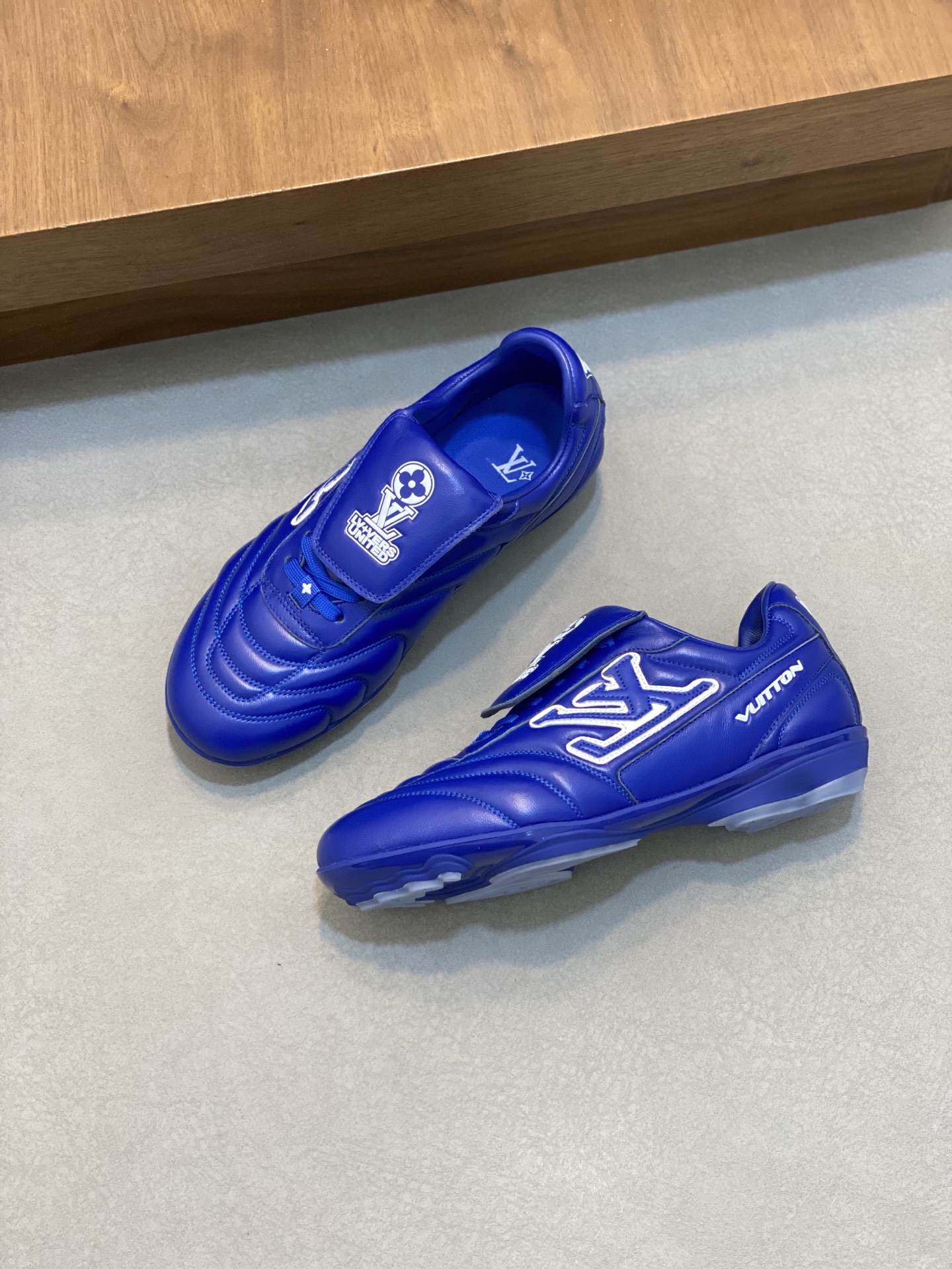 💰400 2025年新款LV情侣同款球鞋,🔥🔥🔥穿上就是时髦精
这款 Footprint Soccer 运动鞋于2025春夏系列时装展中亮相,是Pharrell Williams 首次以足球鞋为灵感设计的运动鞋。鞋款的灵感来自跨越世代和文化的足球运动,呼应2025春夏系列时装展团结一致、全民参与的主题。鞋款以流丽的设计著称,侧面以富动感的IV Initials标志点缀,鞋舌缀有灵感来自足球队伍的Lvers United徽章,而脚掌纹橡胶鞋底饰有多款路易威登标志。 时髦休闲穿搭 时尚界的弄潮儿,码数(女款35-41,女41定做)(男款39-46,45-46定做)