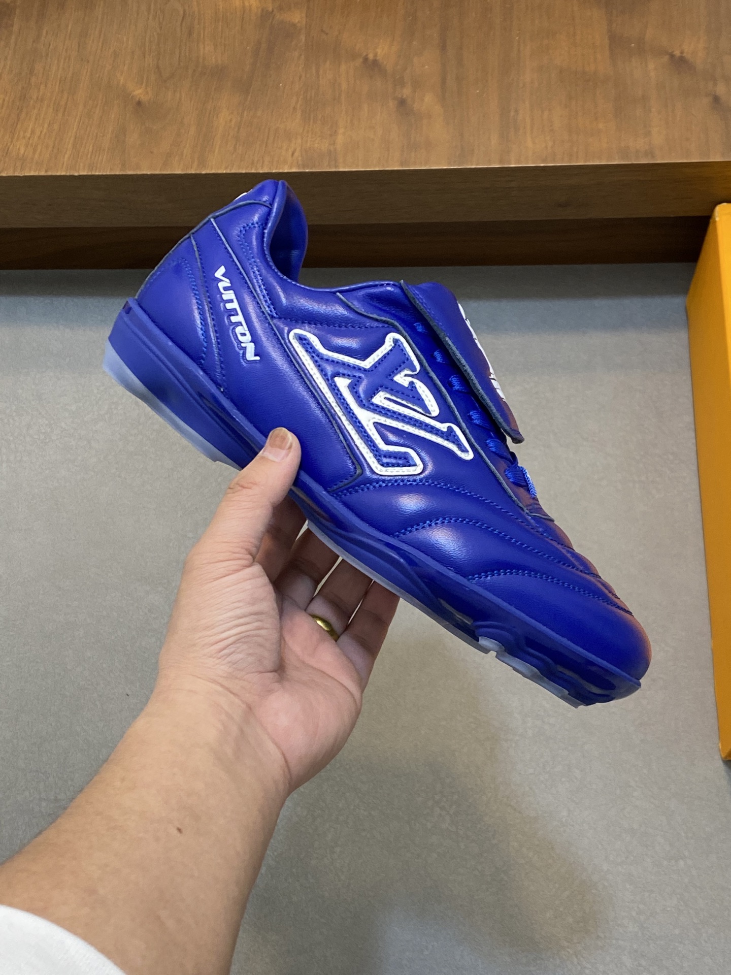 💰400 2025年新款LV情侣同款球鞋,🔥🔥🔥穿上就是时髦精
这款 Footprint Soccer 运动鞋于2025春夏系列时装展中亮相,是Pharrell Williams 首次以足球鞋为灵感设计的运动鞋。鞋款的灵感来自跨越世代和文化的足球运动,呼应2025春夏系列时装展团结一致、全民参与的主题。鞋款以流丽的设计著称,侧面以富动感的IV Initials标志点缀,鞋舌缀有灵感来自足球队伍的Lvers United徽章,而脚掌纹橡胶鞋底饰有多款路易威登标志。 时髦休闲穿搭 时尚界的弄潮儿,码数(女款35-41,女41定做)(男款39-46,45-46定做)