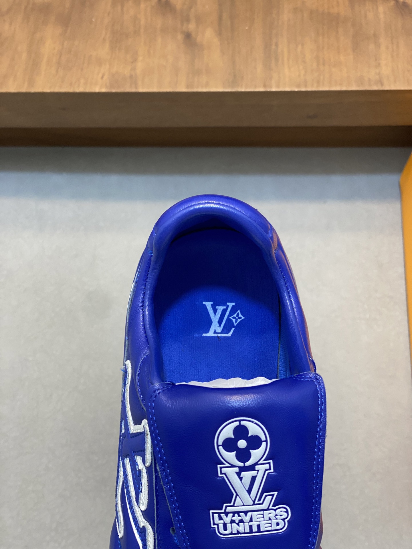 💰400 2025年新款LV情侣同款球鞋,🔥🔥🔥穿上就是时髦精
这款 Footprint Soccer 运动鞋于2025春夏系列时装展中亮相,是Pharrell Williams 首次以足球鞋为灵感设计的运动鞋。鞋款的灵感来自跨越世代和文化的足球运动,呼应2025春夏系列时装展团结一致、全民参与的主题。鞋款以流丽的设计著称,侧面以富动感的IV Initials标志点缀,鞋舌缀有灵感来自足球队伍的Lvers United徽章,而脚掌纹橡胶鞋底饰有多款路易威登标志。 时髦休闲穿搭 时尚界的弄潮儿,码数(女款35-41,女41定做)(男款39-46,45-46定做)