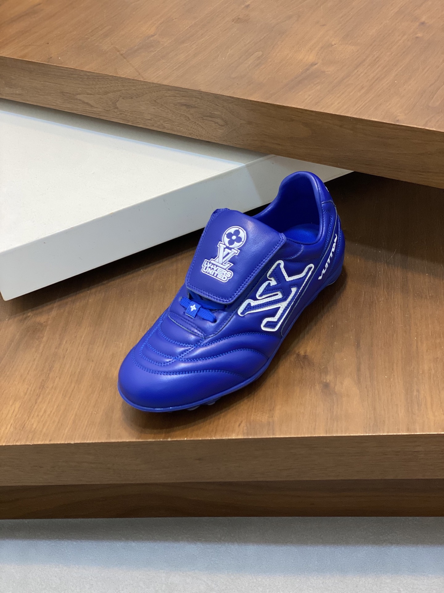 💰400 2025年新款LV情侣同款球鞋,🔥🔥🔥穿上就是时髦精
这款 Footprint Soccer 运动鞋于2025春夏系列时装展中亮相,是Pharrell Williams 首次以足球鞋为灵感设计的运动鞋。鞋款的灵感来自跨越世代和文化的足球运动,呼应2025春夏系列时装展团结一致、全民参与的主题。鞋款以流丽的设计著称,侧面以富动感的IV Initials标志点缀,鞋舌缀有灵感来自足球队伍的Lvers United徽章,而脚掌纹橡胶鞋底饰有多款路易威登标志。 时髦休闲穿搭 时尚界的弄潮儿,码数(女款35-41,女41定做)(男款39-46,45-46定做)
