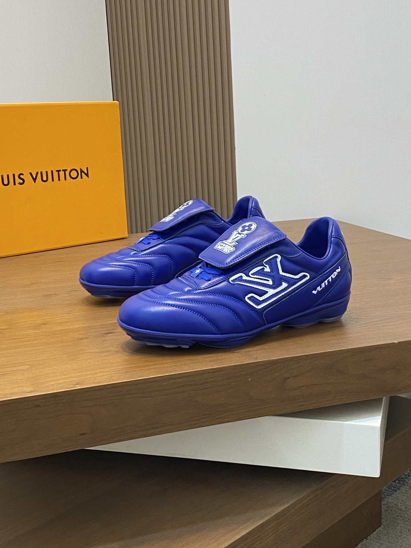 💰400 2025年新款LV情侣同款球鞋,🔥🔥🔥穿上就是时髦精
这款 Footprint Soccer 运动鞋于2025春夏系列时装展中亮相,是Pharrell Williams 首次以足球鞋为灵感设计的运动鞋。鞋款的灵感来自跨越世代和文化的足球运动,呼应2025春夏系列时装展团结一致、全民参与的主题。鞋款以流丽的设计著称,侧面以富动感的IV Initials标志点缀,鞋舌缀有灵感来自足球队伍的Lvers United徽章,而脚掌纹橡胶鞋底饰有多款路易威登标志。 时髦休闲穿搭 时尚界的弄潮儿,码数(女款35-41,女41定做)(男款39-46,45-46定做)