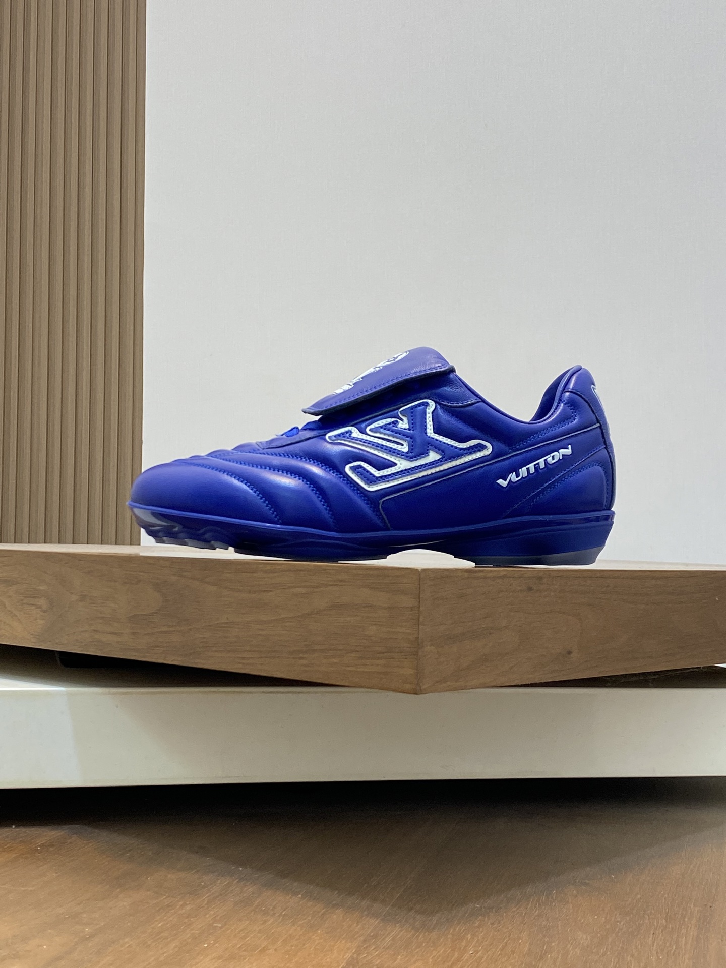 💰400 2025年新款LV情侣同款球鞋,🔥🔥🔥穿上就是时髦精
这款 Footprint Soccer 运动鞋于2025春夏系列时装展中亮相,是Pharrell Williams 首次以足球鞋为灵感设计的运动鞋。鞋款的灵感来自跨越世代和文化的足球运动,呼应2025春夏系列时装展团结一致、全民参与的主题。鞋款以流丽的设计著称,侧面以富动感的IV Initials标志点缀,鞋舌缀有灵感来自足球队伍的Lvers United徽章,而脚掌纹橡胶鞋底饰有多款路易威登标志。 时髦休闲穿搭 时尚界的弄潮儿,码数(女款35-41,女41定做)(男款39-46,45-46定做)