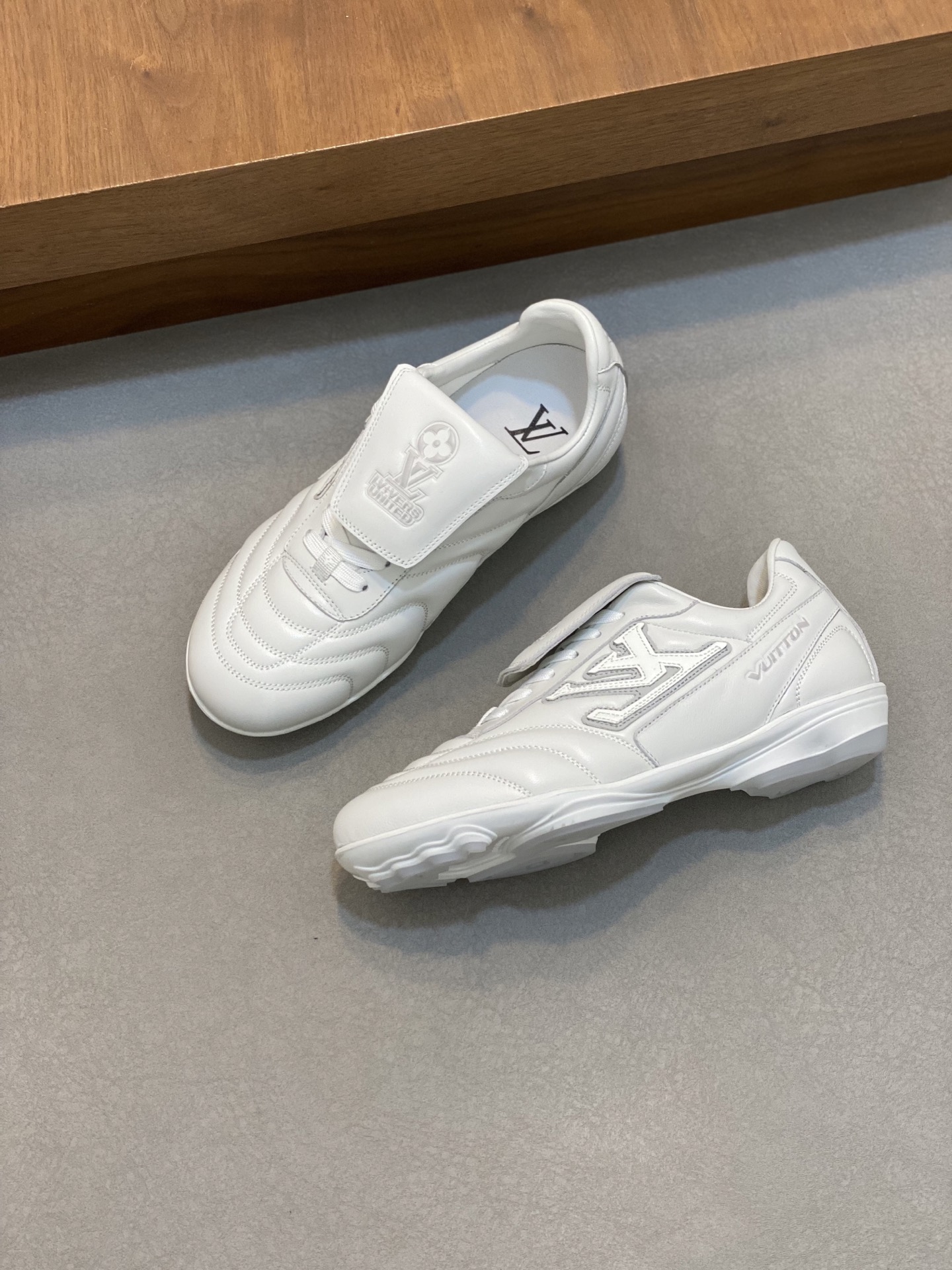 💰400 2025年新款LV情侣同款球鞋,🔥🔥🔥穿上就是时髦精
这款 Footprint Soccer 运动鞋于2025春夏系列时装展中亮相,是Pharrell Williams 首次以足球鞋为灵感设计的运动鞋。鞋款的灵感来自跨越世代和文化的足球运动,呼应2025春夏系列时装展团结一致、全民参与的主题。鞋款以流丽的设计著称,侧面以富动感的IV Initials标志点缀,鞋舌缀有灵感来自足球队伍的Lvers United徽章,而脚掌纹橡胶鞋底饰有多款路易威登标志。 时髦休闲穿搭 时尚界的弄潮儿,码数(女款35-41,女41定做)(男款39-46,45-46定做)