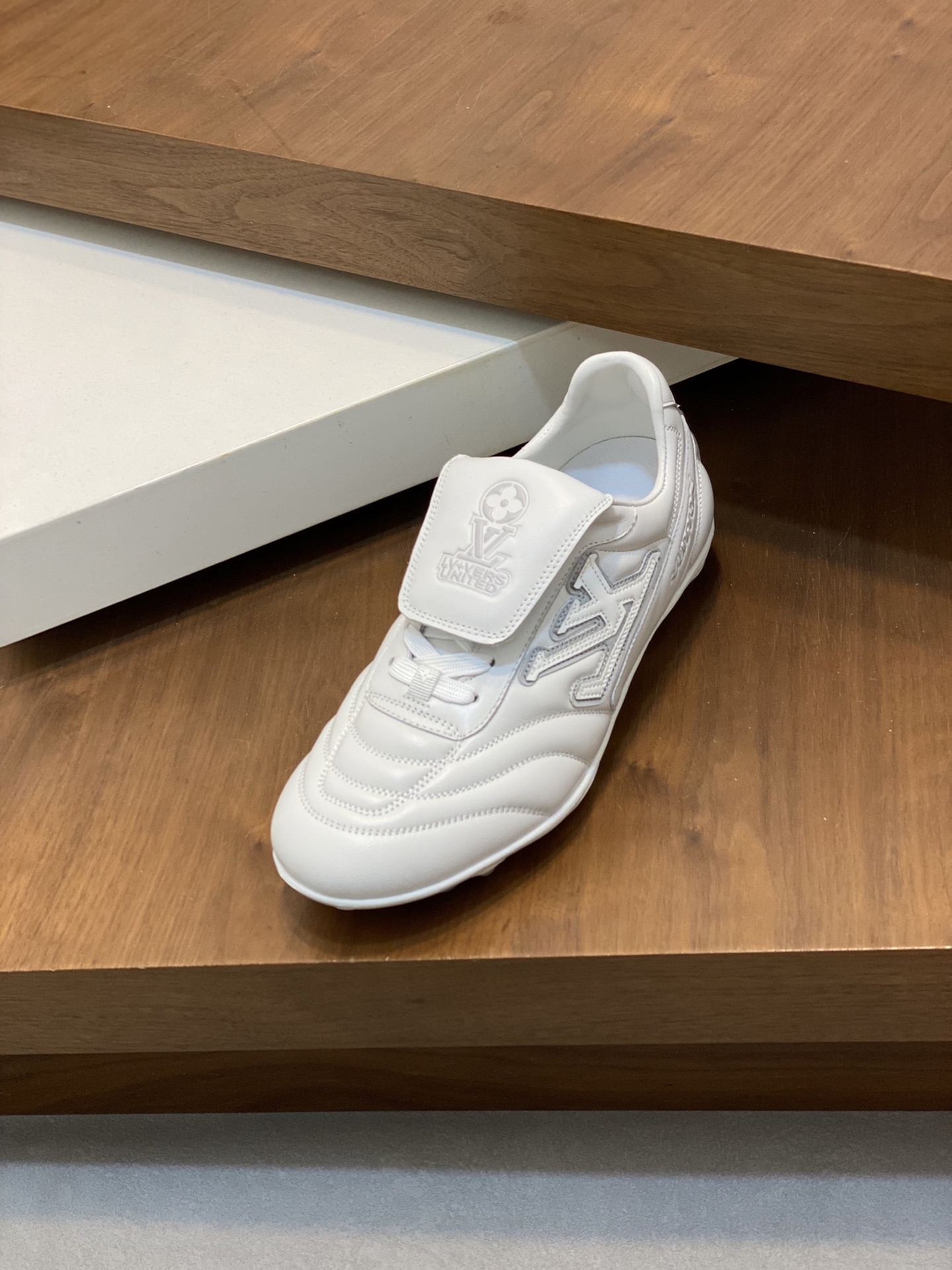 💰400 2025年新款LV情侣同款球鞋,🔥🔥🔥穿上就是时髦精
这款 Footprint Soccer 运动鞋于2025春夏系列时装展中亮相,是Pharrell Williams 首次以足球鞋为灵感设计的运动鞋。鞋款的灵感来自跨越世代和文化的足球运动,呼应2025春夏系列时装展团结一致、全民参与的主题。鞋款以流丽的设计著称,侧面以富动感的IV Initials标志点缀,鞋舌缀有灵感来自足球队伍的Lvers United徽章,而脚掌纹橡胶鞋底饰有多款路易威登标志。 时髦休闲穿搭 时尚界的弄潮儿,码数(女款35-41,女41定做)(男款39-46,45-46定做)