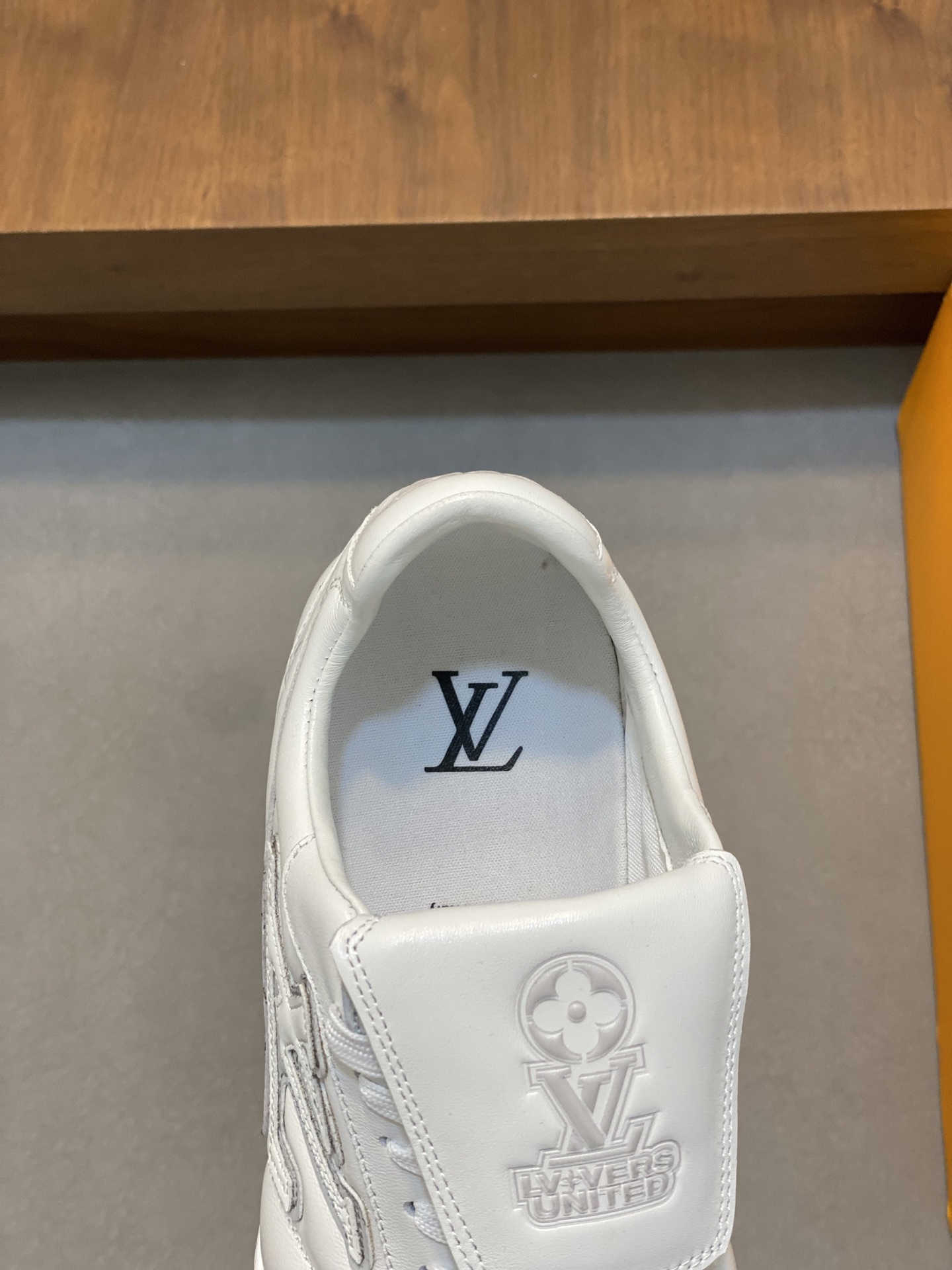 💰400 2025年新款LV情侣同款球鞋,🔥🔥🔥穿上就是时髦精
这款 Footprint Soccer 运动鞋于2025春夏系列时装展中亮相,是Pharrell Williams 首次以足球鞋为灵感设计的运动鞋。鞋款的灵感来自跨越世代和文化的足球运动,呼应2025春夏系列时装展团结一致、全民参与的主题。鞋款以流丽的设计著称,侧面以富动感的IV Initials标志点缀,鞋舌缀有灵感来自足球队伍的Lvers United徽章,而脚掌纹橡胶鞋底饰有多款路易威登标志。 时髦休闲穿搭 时尚界的弄潮儿,码数(女款35-41,女41定做)(男款39-46,45-46定做)