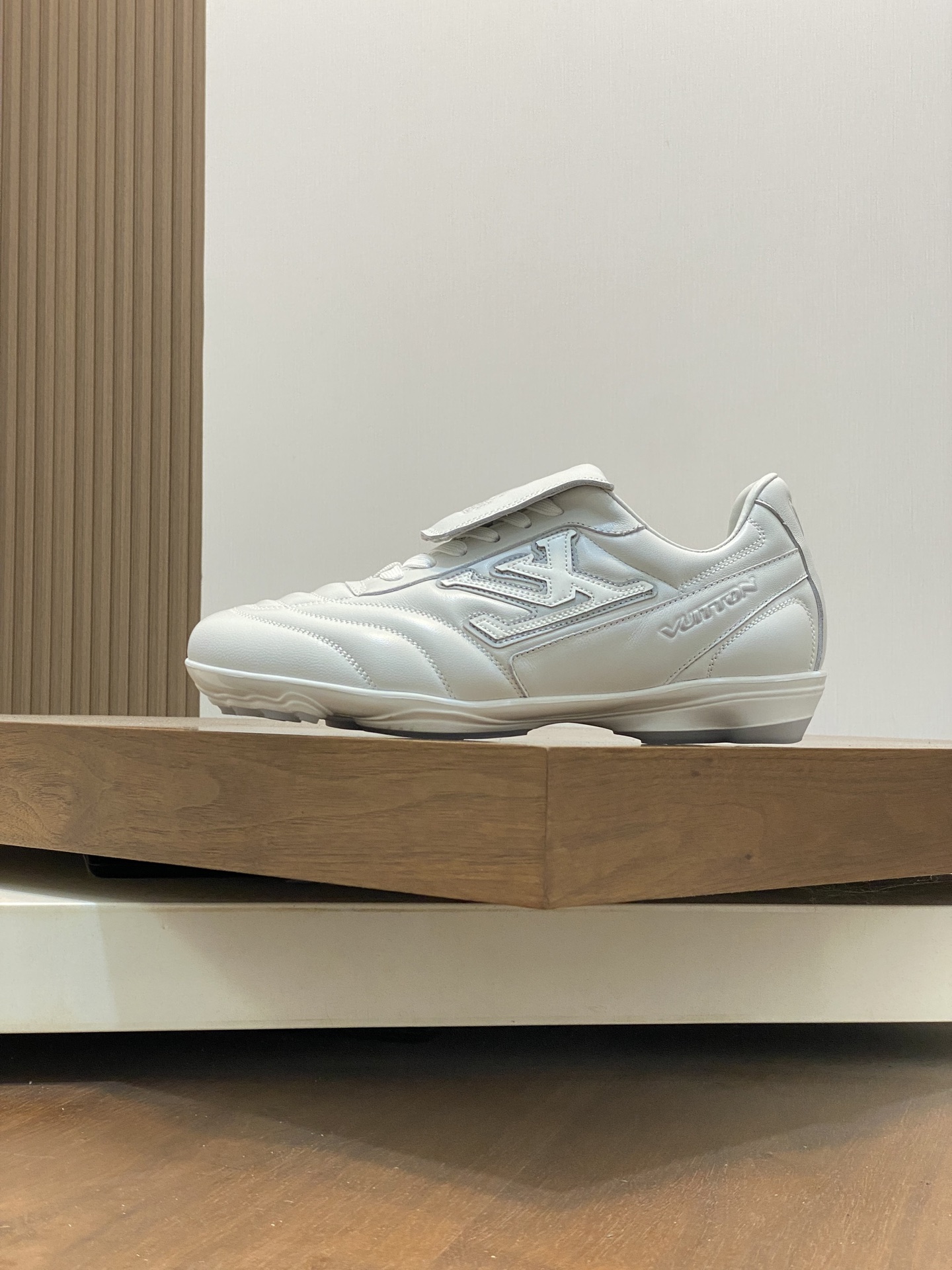 💰400 2025年新款LV情侣同款球鞋,🔥🔥🔥穿上就是时髦精
这款 Footprint Soccer 运动鞋于2025春夏系列时装展中亮相,是Pharrell Williams 首次以足球鞋为灵感设计的运动鞋。鞋款的灵感来自跨越世代和文化的足球运动,呼应2025春夏系列时装展团结一致、全民参与的主题。鞋款以流丽的设计著称,侧面以富动感的IV Initials标志点缀,鞋舌缀有灵感来自足球队伍的Lvers United徽章,而脚掌纹橡胶鞋底饰有多款路易威登标志。 时髦休闲穿搭 时尚界的弄潮儿,码数(女款35-41,女41定做)(男款39-46,45-46定做)