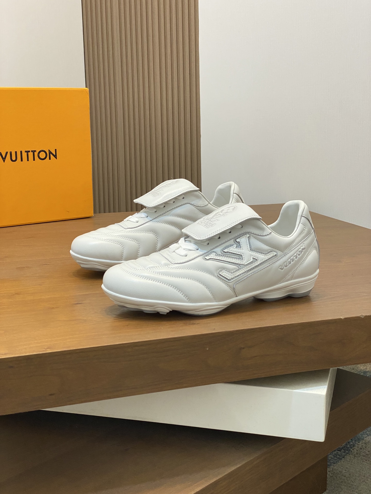 💰400 2025年新款LV情侣同款球鞋,🔥🔥🔥穿上就是时髦精
这款 Footprint Soccer 运动鞋于2025春夏系列时装展中亮相,是Pharrell Williams 首次以足球鞋为灵感设计的运动鞋。鞋款的灵感来自跨越世代和文化的足球运动,呼应2025春夏系列时装展团结一致、全民参与的主题。鞋款以流丽的设计著称,侧面以富动感的IV Initials标志点缀,鞋舌缀有灵感来自足球队伍的Lvers United徽章,而脚掌纹橡胶鞋底饰有多款路易威登标志。 时髦休闲穿搭 时尚界的弄潮儿,码数(女款35-41,女41定做)(男款39-46,45-46定做)
