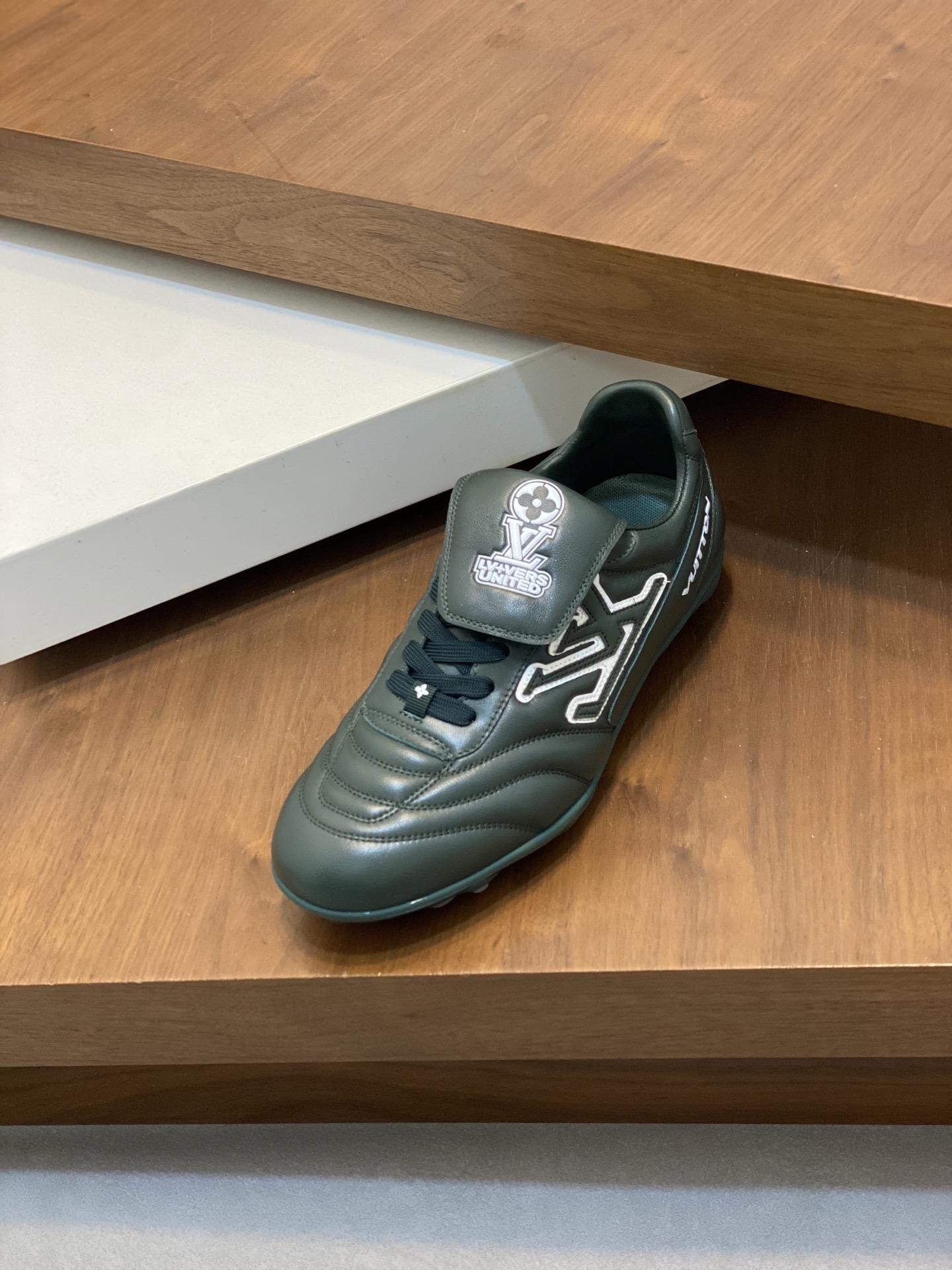 💰400 2025年新款LV情侣同款球鞋,🔥🔥🔥穿上就是时髦精
这款 Footprint Soccer 运动鞋于2025春夏系列时装展中亮相,是Pharrell Williams 首次以足球鞋为灵感设计的运动鞋。鞋款的灵感来自跨越世代和文化的足球运动,呼应2025春夏系列时装展团结一致、全民参与的主题。鞋款以流丽的设计著称,侧面以富动感的IV Initials标志点缀,鞋舌缀有灵感来自足球队伍的Lvers United徽章,而脚掌纹橡胶鞋底饰有多款路易威登标志。 时髦休闲穿搭 时尚界的弄潮儿,码数(女款35-41,女41定做)(男款39-46,45-46定做)