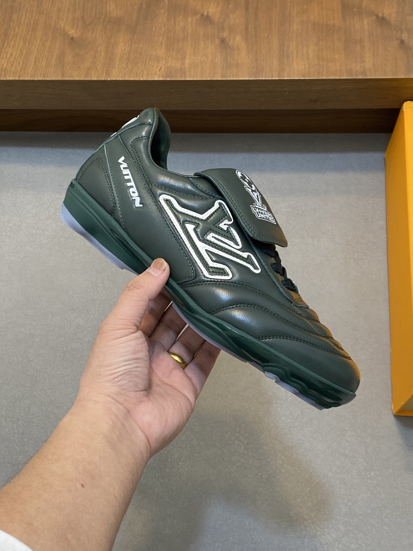 💰400 2025年新款LV情侣同款球鞋,🔥🔥🔥穿上就是时髦精
这款 Footprint Soccer 运动鞋于2025春夏系列时装展中亮相,是Pharrell Williams 首次以足球鞋为灵感设计的运动鞋。鞋款的灵感来自跨越世代和文化的足球运动,呼应2025春夏系列时装展团结一致、全民参与的主题。鞋款以流丽的设计著称,侧面以富动感的IV Initials标志点缀,鞋舌缀有灵感来自足球队伍的Lvers United徽章,而脚掌纹橡胶鞋底饰有多款路易威登标志。 时髦休闲穿搭 时尚界的弄潮儿,码数(女款35-41,女41定做)(男款39-46,45-46定做)