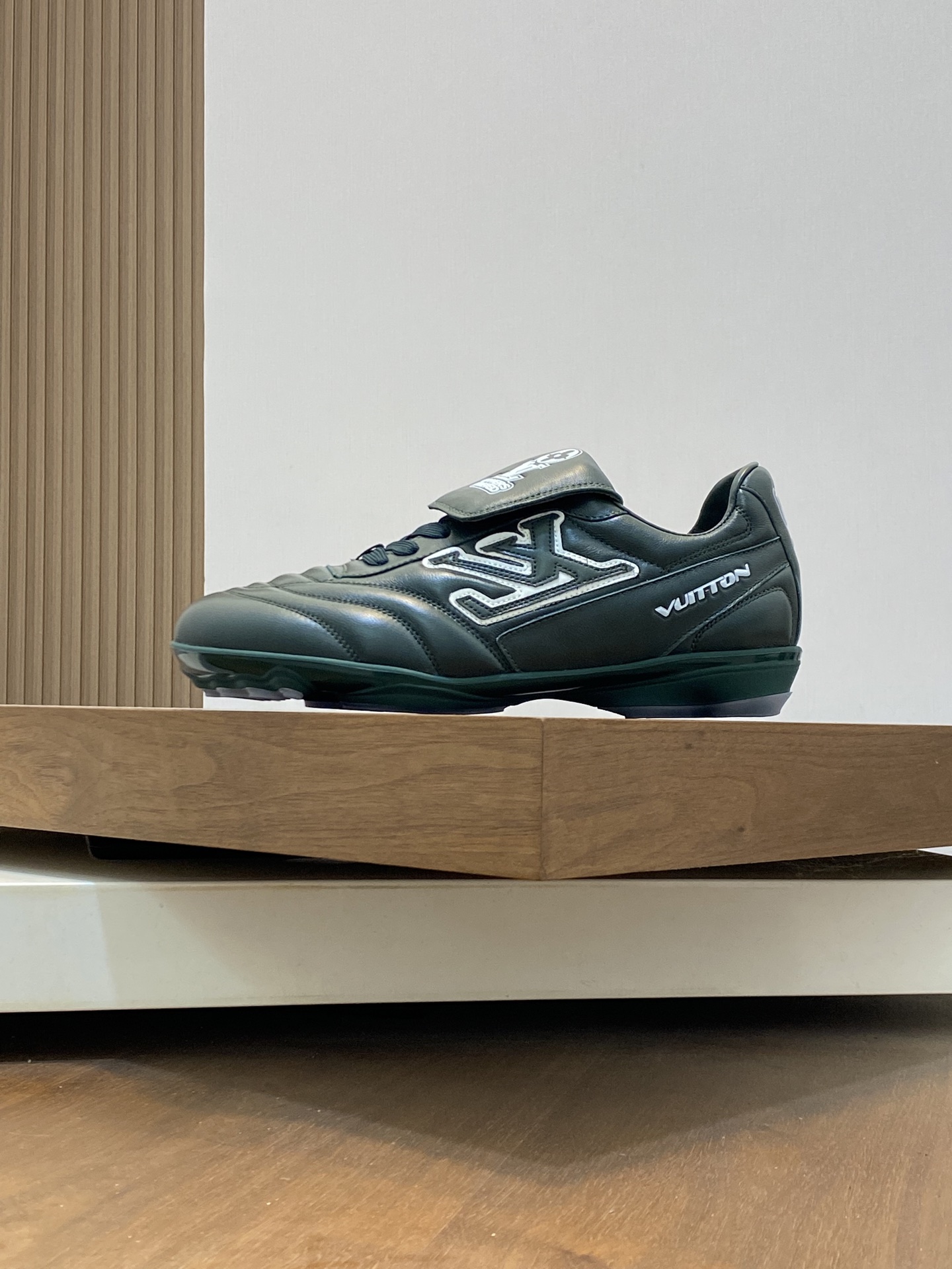💰400 2025年新款LV情侣同款球鞋,🔥🔥🔥穿上就是时髦精
这款 Footprint Soccer 运动鞋于2025春夏系列时装展中亮相,是Pharrell Williams 首次以足球鞋为灵感设计的运动鞋。鞋款的灵感来自跨越世代和文化的足球运动,呼应2025春夏系列时装展团结一致、全民参与的主题。鞋款以流丽的设计著称,侧面以富动感的IV Initials标志点缀,鞋舌缀有灵感来自足球队伍的Lvers United徽章,而脚掌纹橡胶鞋底饰有多款路易威登标志。 时髦休闲穿搭 时尚界的弄潮儿,码数(女款35-41,女41定做)(男款39-46,45-46定做)