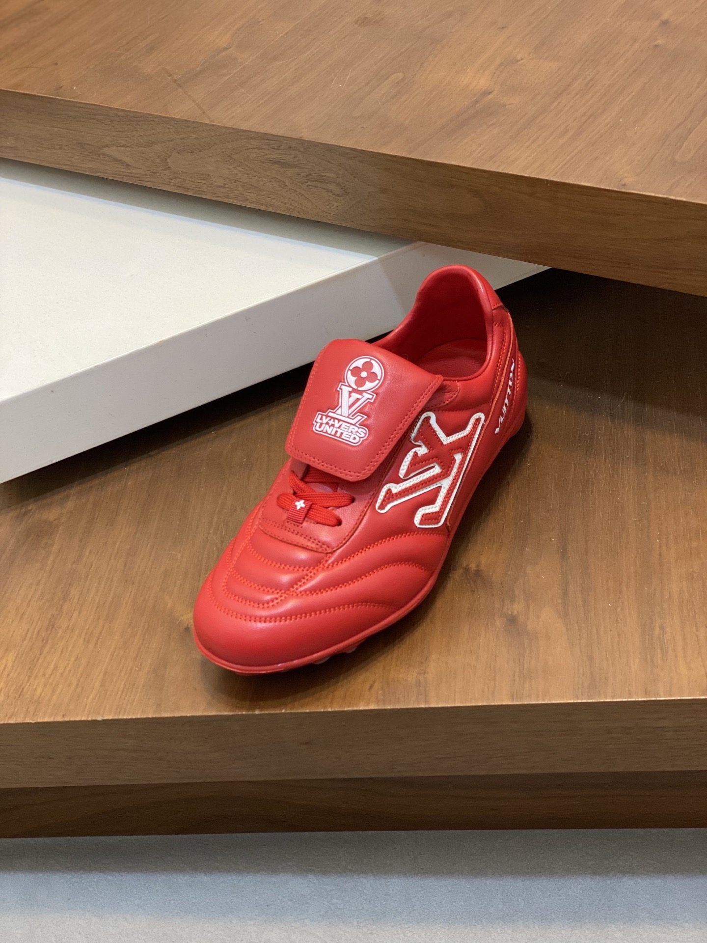  💰400 2025年新款LV情侣同款球鞋，🔥🔥🔥穿上就是时髦精
这款 Footprint Soccer 运动鞋于2025春夏系列时装展中亮相，是Pharrell Williams 首次以足球鞋为灵感设计的运动鞋。鞋款的灵感来自跨越世代和文化的足球运动，呼应2025春夏系列时装展团结一致、全民参与的主题。鞋款以流丽的设计著称，侧面以富动感的IV Initials标志点缀，鞋舌缀有灵感来自足球队伍的Lvers United徽章，而脚掌纹橡胶鞋底饰有多款路易威登标志。 时髦休闲穿搭 时尚界的弄潮儿，码数（女款35-41，女41定做）（男款39-46，45-46定做）