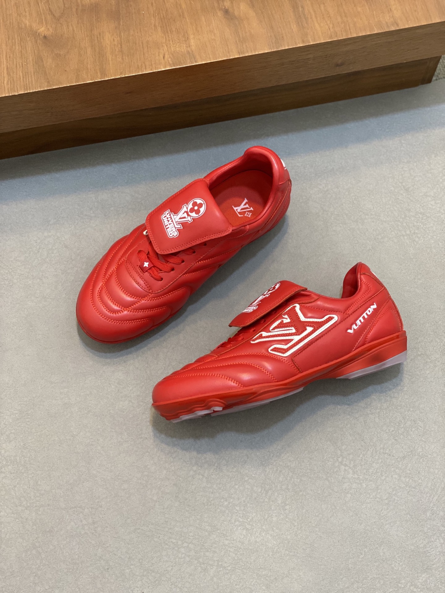  💰400 2025年新款LV情侣同款球鞋，🔥🔥🔥穿上就是时髦精
这款 Footprint Soccer 运动鞋于2025春夏系列时装展中亮相，是Pharrell Williams 首次以足球鞋为灵感设计的运动鞋。鞋款的灵感来自跨越世代和文化的足球运动，呼应2025春夏系列时装展团结一致、全民参与的主题。鞋款以流丽的设计著称，侧面以富动感的IV Initials标志点缀，鞋舌缀有灵感来自足球队伍的Lvers United徽章，而脚掌纹橡胶鞋底饰有多款路易威登标志。 时髦休闲穿搭 时尚界的弄潮儿，码数（女款35-41，女41定做）（男款39-46，45-46定做）