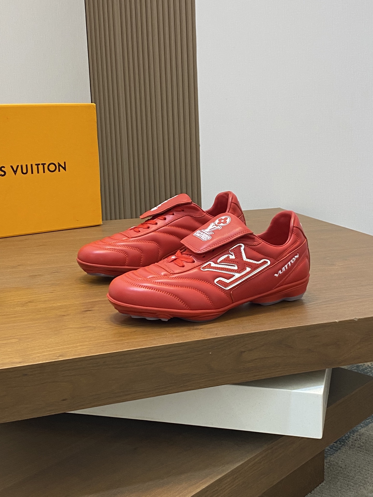  💰400 2025年新款LV情侣同款球鞋，🔥🔥🔥穿上就是时髦精
这款 Footprint Soccer 运动鞋于2025春夏系列时装展中亮相，是Pharrell Williams 首次以足球鞋为灵感设计的运动鞋。鞋款的灵感来自跨越世代和文化的足球运动，呼应2025春夏系列时装展团结一致、全民参与的主题。鞋款以流丽的设计著称，侧面以富动感的IV Initials标志点缀，鞋舌缀有灵感来自足球队伍的Lvers United徽章，而脚掌纹橡胶鞋底饰有多款路易威登标志。 时髦休闲穿搭 时尚界的弄潮儿，码数（女款35-41，女41定做）（男款39-46，45-46定做）