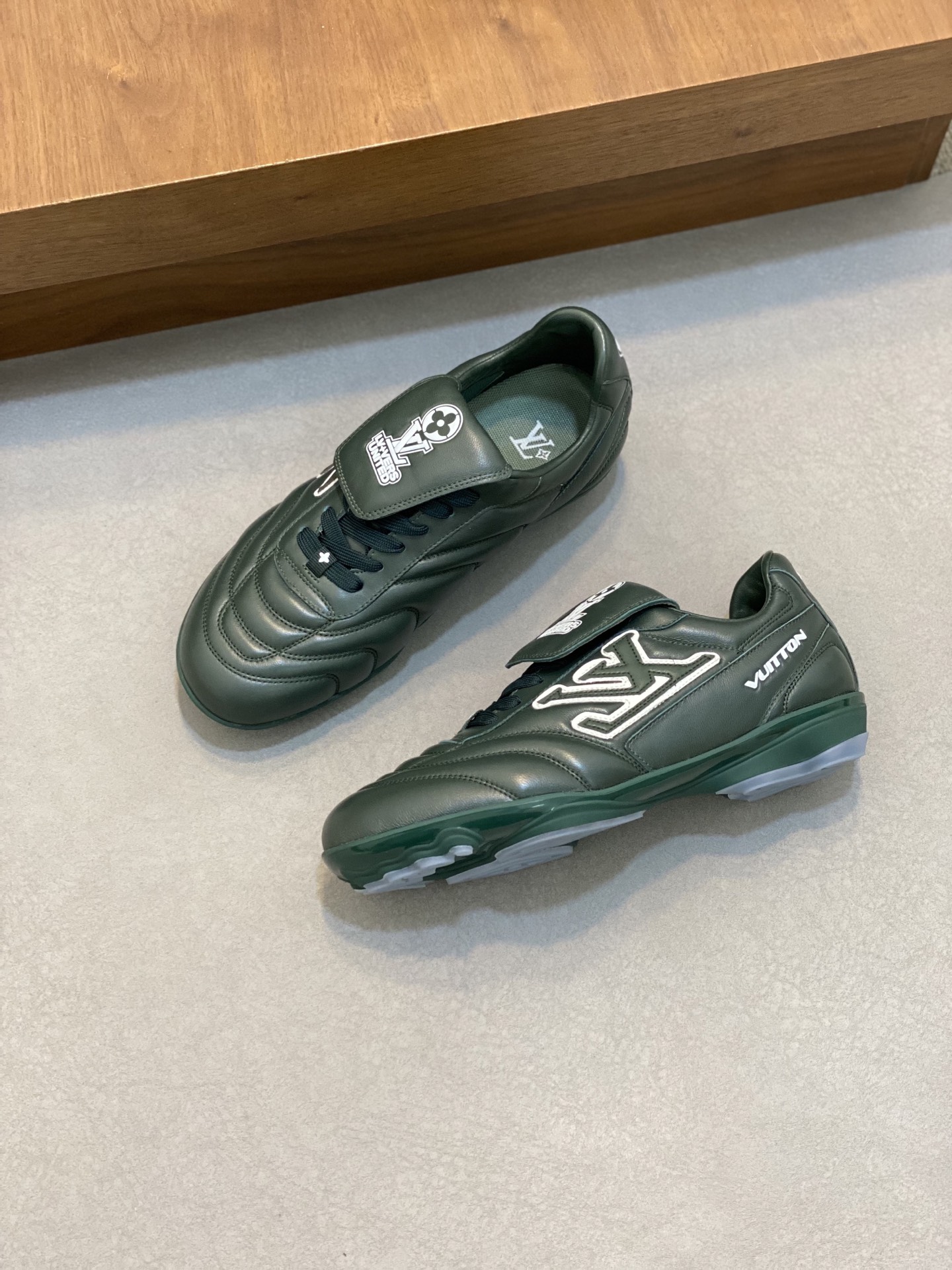 💰400 2025年新款LV情侣同款球鞋,🔥🔥🔥穿上就是时髦精
这款 Footprint Soccer 运动鞋于2025春夏系列时装展中亮相,是Pharrell Williams 首次以足球鞋为灵感设计的运动鞋。鞋款的灵感来自跨越世代和文化的足球运动,呼应2025春夏系列时装展团结一致、全民参与的主题。鞋款以流丽的设计著称,侧面以富动感的IV Initials标志点缀,鞋舌缀有灵感来自足球队伍的Lvers United徽章,而脚掌纹橡胶鞋底饰有多款路易威登标志。 时髦休闲穿搭 时尚界的弄潮儿,码数(女款35-41,女41定做)(男款39-46,45-46定做)