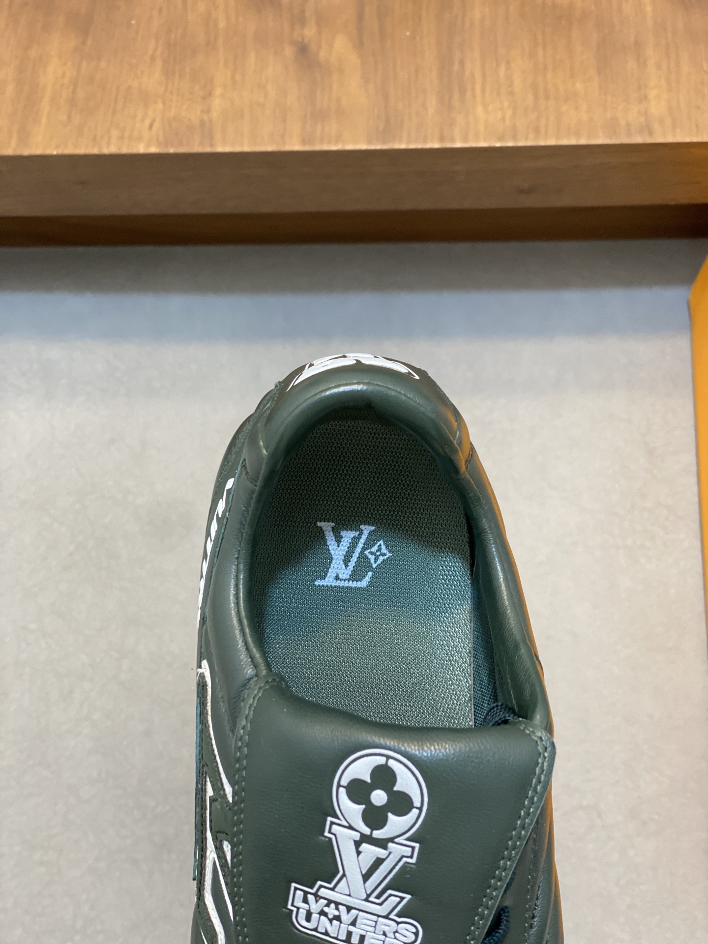 💰400 2025年新款LV情侣同款球鞋,🔥🔥🔥穿上就是时髦精
这款 Footprint Soccer 运动鞋于2025春夏系列时装展中亮相,是Pharrell Williams 首次以足球鞋为灵感设计的运动鞋。鞋款的灵感来自跨越世代和文化的足球运动,呼应2025春夏系列时装展团结一致、全民参与的主题。鞋款以流丽的设计著称,侧面以富动感的IV Initials标志点缀,鞋舌缀有灵感来自足球队伍的Lvers United徽章,而脚掌纹橡胶鞋底饰有多款路易威登标志。 时髦休闲穿搭 时尚界的弄潮儿,码数(女款35-41,女41定做)(男款39-46,45-46定做)