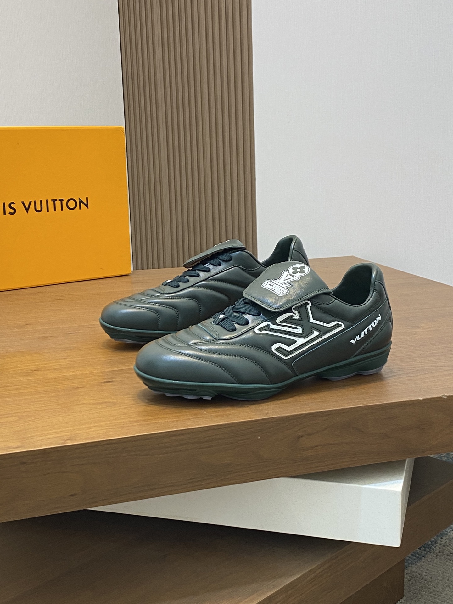 💰400 2025年新款LV情侣同款球鞋,🔥🔥🔥穿上就是时髦精
这款 Footprint Soccer 运动鞋于2025春夏系列时装展中亮相,是Pharrell Williams 首次以足球鞋为灵感设计的运动鞋。鞋款的灵感来自跨越世代和文化的足球运动,呼应2025春夏系列时装展团结一致、全民参与的主题。鞋款以流丽的设计著称,侧面以富动感的IV Initials标志点缀,鞋舌缀有灵感来自足球队伍的Lvers United徽章,而脚掌纹橡胶鞋底饰有多款路易威登标志。 时髦休闲穿搭 时尚界的弄潮儿,码数(女款35-41,女41定做)(男款39-46,45-46定做)