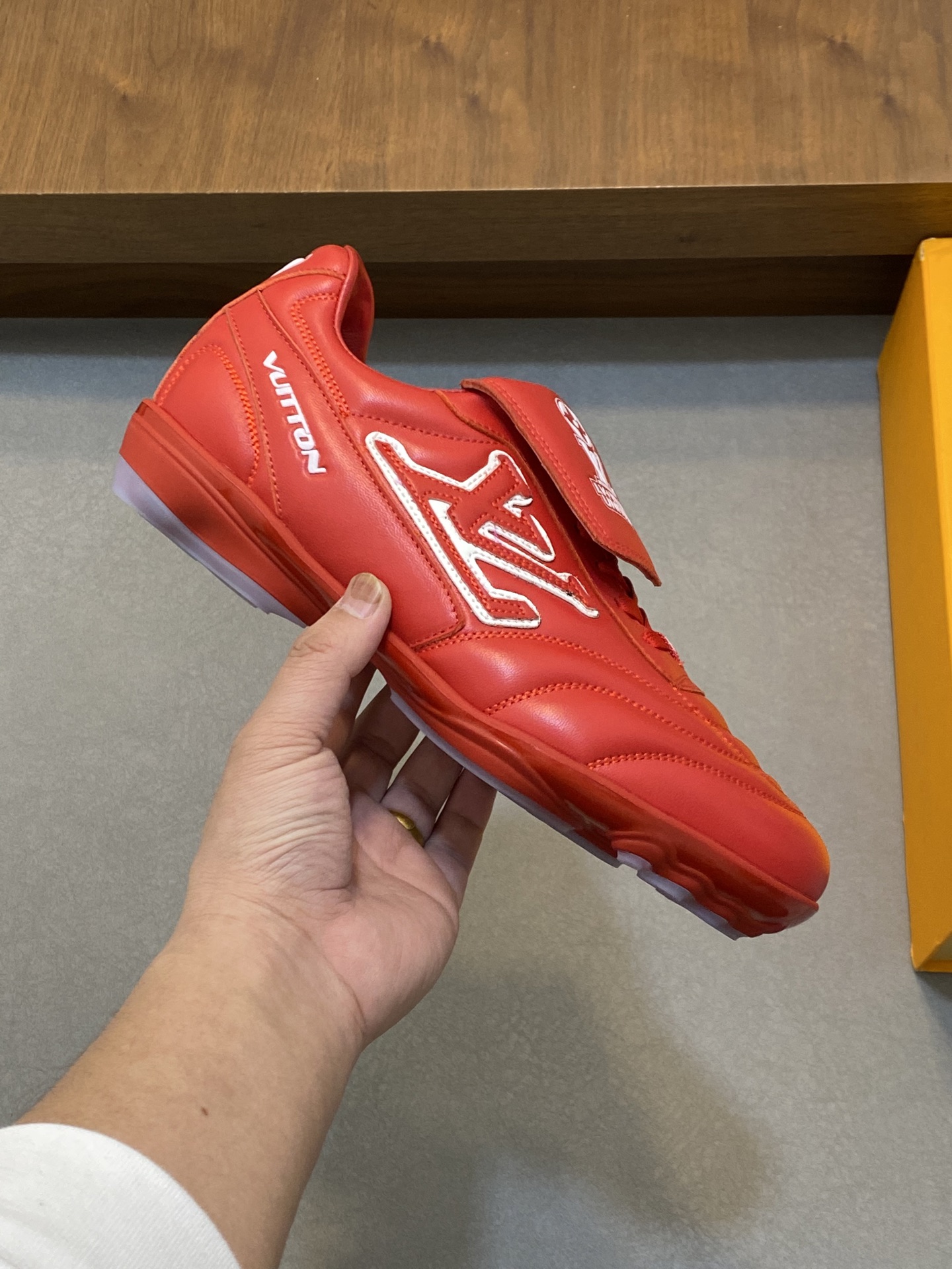  💰400 2025年新款LV情侣同款球鞋，🔥🔥🔥穿上就是时髦精
这款 Footprint Soccer 运动鞋于2025春夏系列时装展中亮相，是Pharrell Williams 首次以足球鞋为灵感设计的运动鞋。鞋款的灵感来自跨越世代和文化的足球运动，呼应2025春夏系列时装展团结一致、全民参与的主题。鞋款以流丽的设计著称，侧面以富动感的IV Initials标志点缀，鞋舌缀有灵感来自足球队伍的Lvers United徽章，而脚掌纹橡胶鞋底饰有多款路易威登标志。 时髦休闲穿搭 时尚界的弄潮儿，码数（女款35-41，女41定做）（男款39-46，45-46定做）