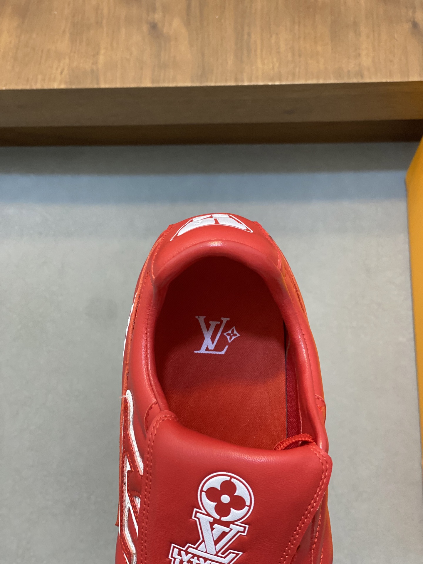  💰400 2025年新款LV情侣同款球鞋，🔥🔥🔥穿上就是时髦精
这款 Footprint Soccer 运动鞋于2025春夏系列时装展中亮相，是Pharrell Williams 首次以足球鞋为灵感设计的运动鞋。鞋款的灵感来自跨越世代和文化的足球运动，呼应2025春夏系列时装展团结一致、全民参与的主题。鞋款以流丽的设计著称，侧面以富动感的IV Initials标志点缀，鞋舌缀有灵感来自足球队伍的Lvers United徽章，而脚掌纹橡胶鞋底饰有多款路易威登标志。 时髦休闲穿搭 时尚界的弄潮儿，码数（女款35-41，女41定做）（男款39-46，45-46定做）