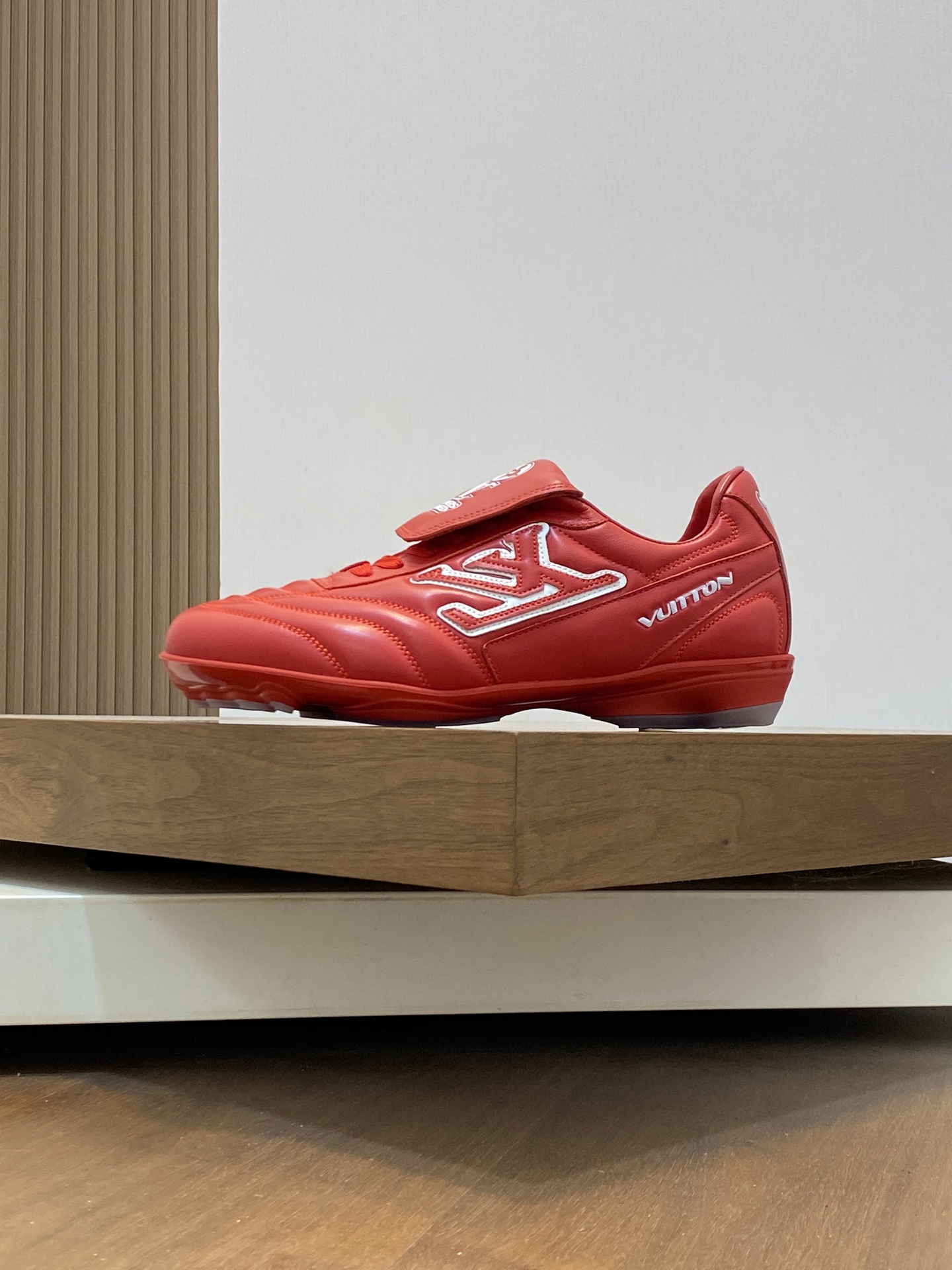  💰400 2025年新款LV情侣同款球鞋，🔥🔥🔥穿上就是时髦精
这款 Footprint Soccer 运动鞋于2025春夏系列时装展中亮相，是Pharrell Williams 首次以足球鞋为灵感设计的运动鞋。鞋款的灵感来自跨越世代和文化的足球运动，呼应2025春夏系列时装展团结一致、全民参与的主题。鞋款以流丽的设计著称，侧面以富动感的IV Initials标志点缀，鞋舌缀有灵感来自足球队伍的Lvers United徽章，而脚掌纹橡胶鞋底饰有多款路易威登标志。 时髦休闲穿搭 时尚界的弄潮儿，码数（女款35-41，女41定做）（男款39-46，45-46定做）