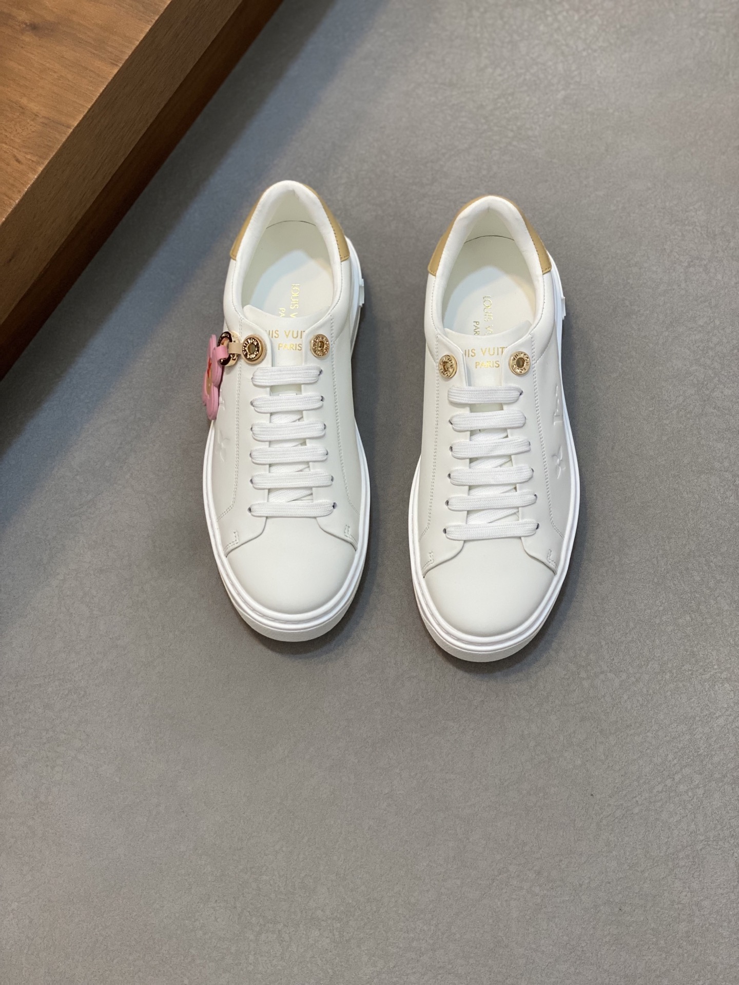 NO:272824,【Louis Vuitton】Louis Vuitton - High-end quality original couple outfit - Imported silk calfskin on the upper, 3D imprinted brand totem, tongue, heel. Electric embroidery brand logo - inner brand canvas, foot pads; water dyed cowhide - outsole ultralight TPR rubber foam; molded outsole - ultra high quality control · fine workmanship highlighted (high-end, noble, grade) -Size Men and women 35-40 Men 38-46 (female 35 40 Men 45 or above customized),,louis vuitton,louis vuitton,cowhide19860909【Louis Vuitton】路易威登 -高端品质 原单 情侣装 -鞋面进口丝绸小牛皮、3D压印品牌图腾、鞋舌.后跟.电绣品牌logo -内里品牌帆布、垫脚；水染牛皮 -大底超轻TPR橡胶发泡；成型大底 -超高品控·做工精细凸显(高端·贵气·档次) -Size 男女同款女35-40 男38-46（女35 40 男45以上定制）,,louis vuitton,louis vuitton,cowhide,Men's shoes