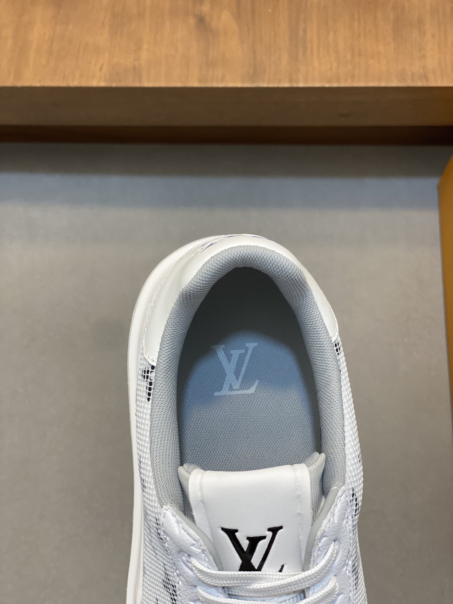 Louis Vuitton Men's White Leather and Canvas Monogram Casual Sneakers 8 i1741104780877 2193 0 6