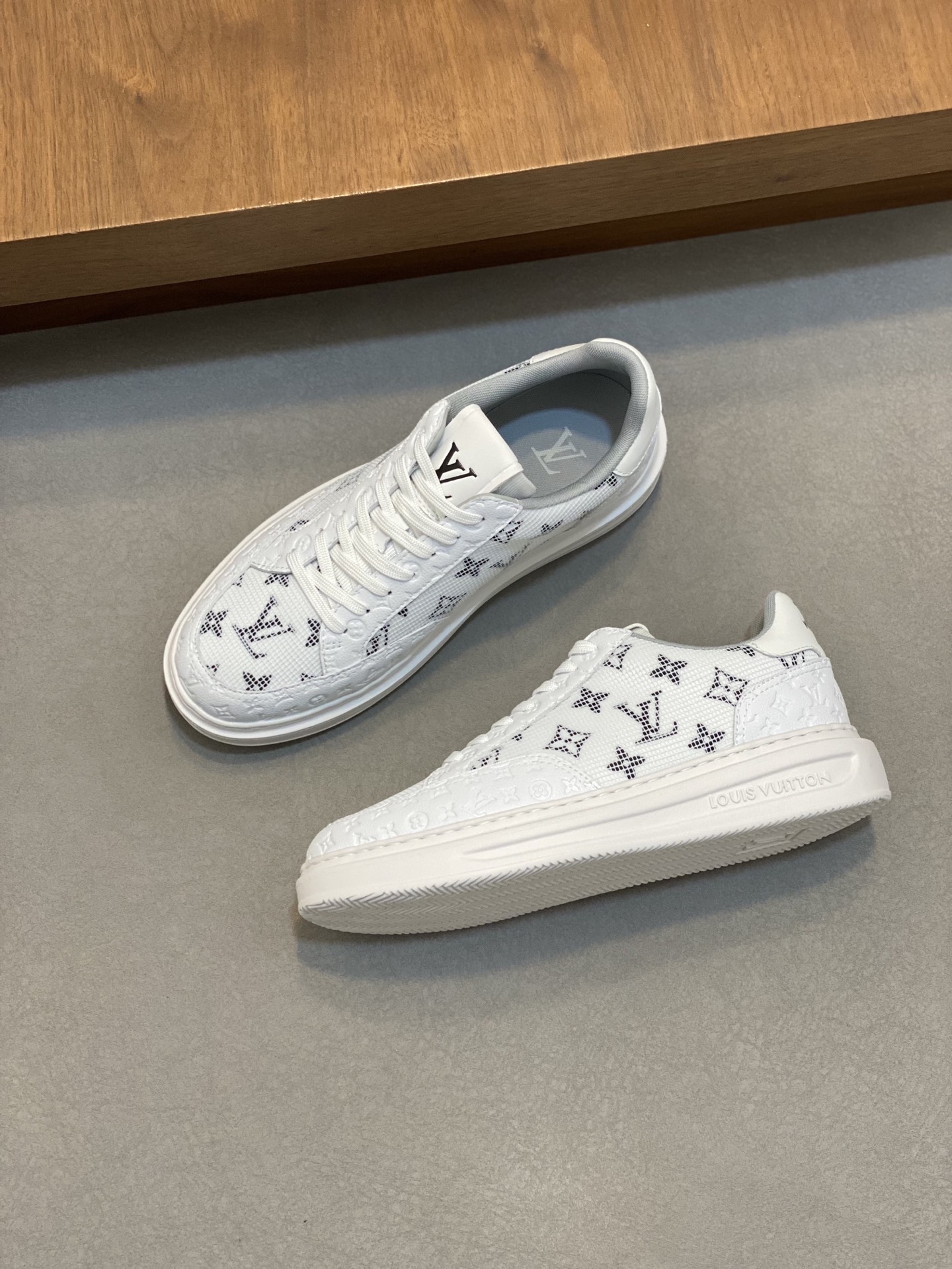Louis Vuitton Men's White Leather and Canvas Monogram Casual Sneakers 6 i1741104782842 34 0 4