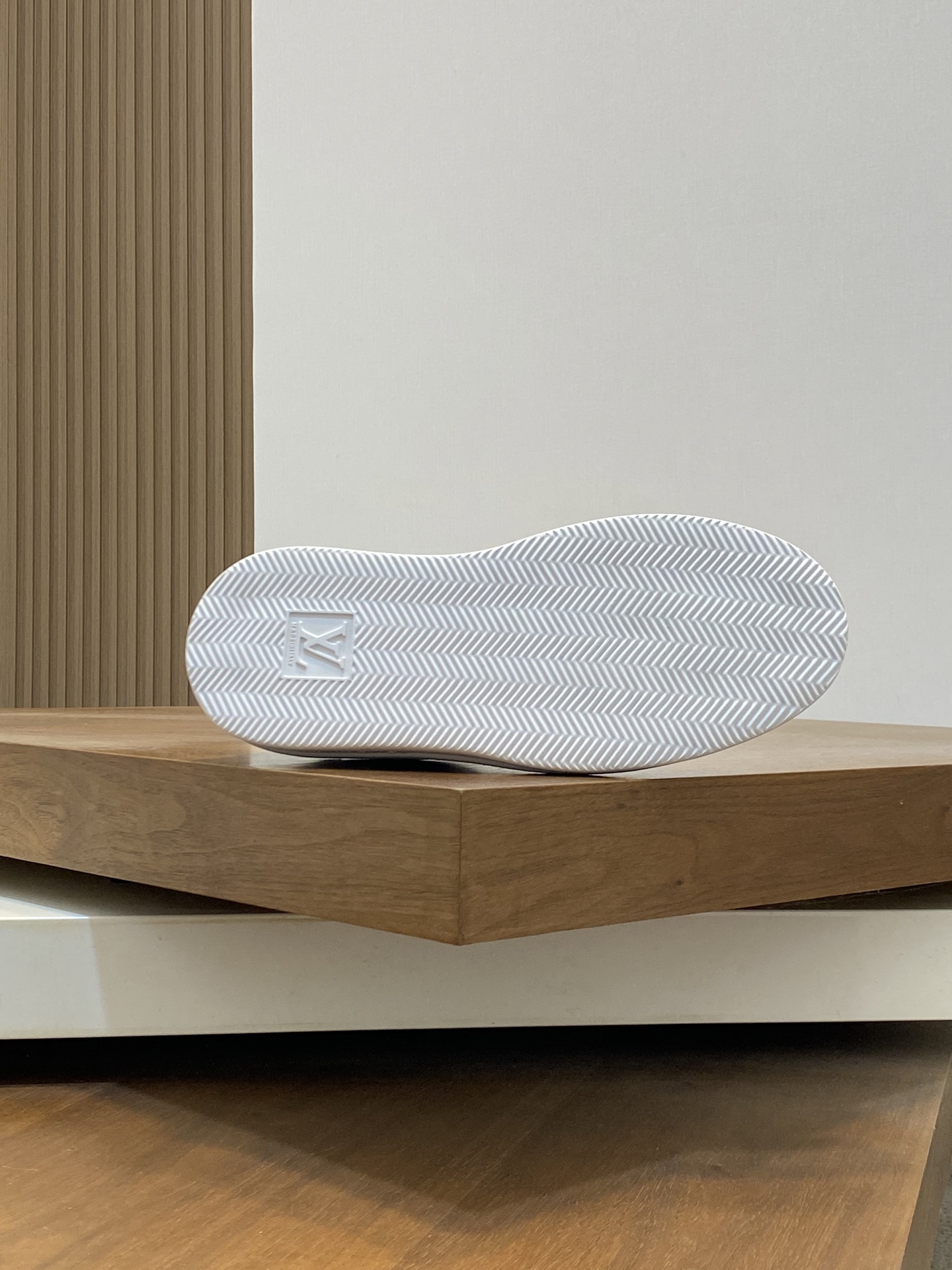 Louis Vuitton Men's White Leather and Canvas Monogram Casual Sneakers 10 i1741104782949 2388 0 8