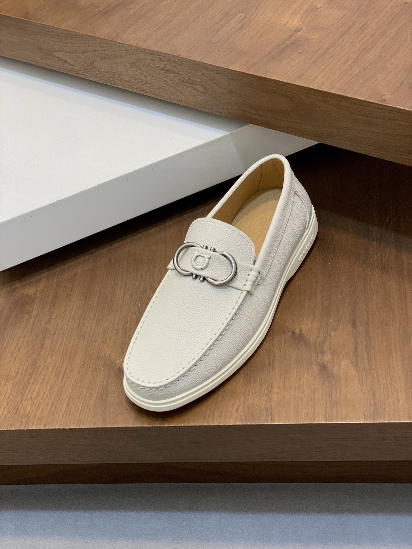 Ferragamo Men's White Leather Driving Shoes with Signature Buckle 7 i1741553742501 2534 0 5