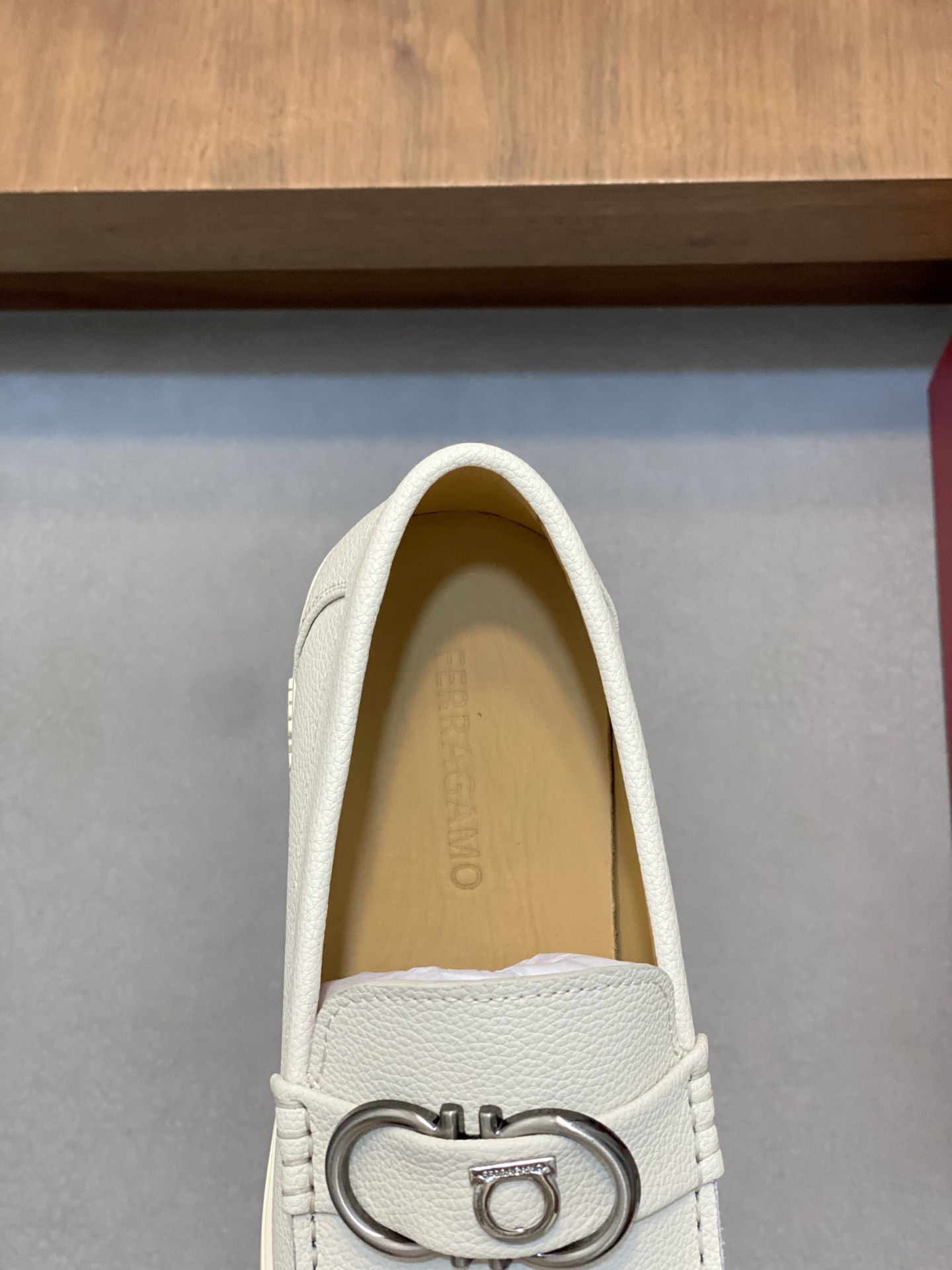 Ferragamo Men's White Leather Driving Shoes with Signature Buckle 8 i1741553742912 2013 0 6