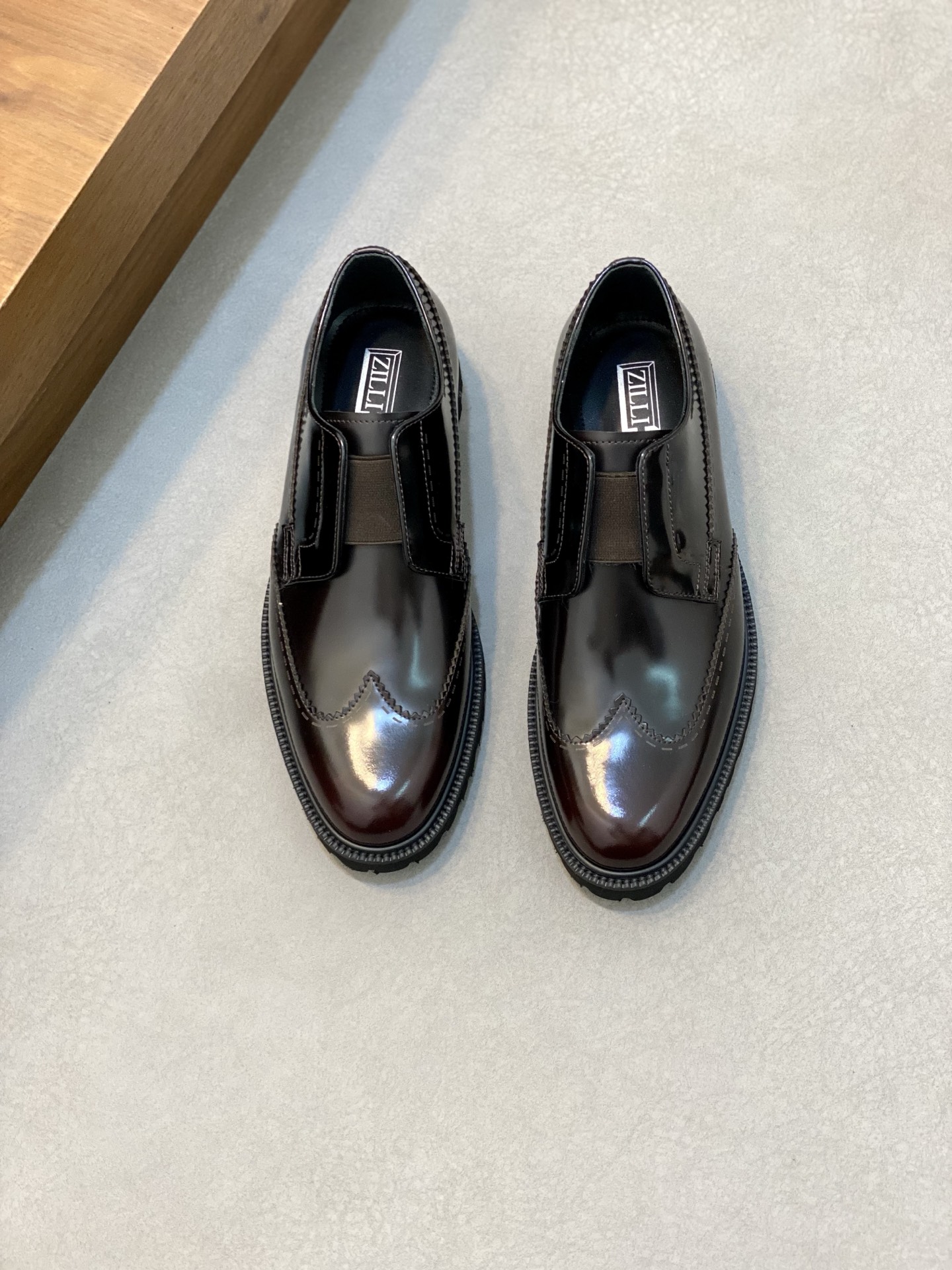 NO:221701,ZILLI casual leather shoes are made of soft, open-edge beaded cowhide leather, the king of French luxury goods, the shoe body lines are full of layering and cowhide inner, the workmanship details are very in place, foamed sole, soft and light, and have excellent comfort! 39-44 (38.45. Custom made),,cowhide19860909ZILLI休闲皮鞋、采用头层柔软的开边珠牛皮制作,法国奢侈品中的王者、鞋身线条层次感十足、牛皮内里,做工细节非常到位,发泡大底、柔软轻盈、拥有极佳舒适度!39-44（38.45. 订做）,,cowhide,Men's shoes