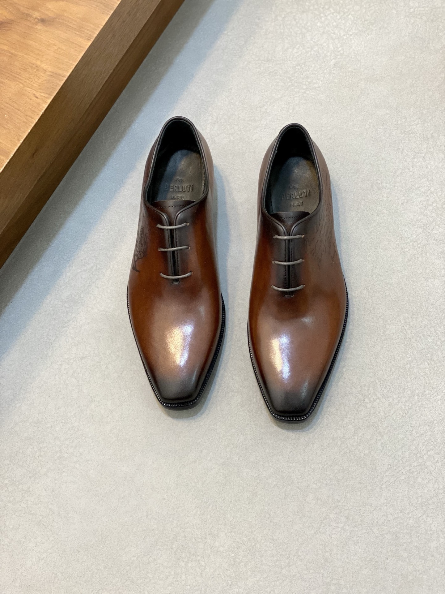 NO:221710,Brand Berluti original color matching, size 39-44 customized 38.45. Price Material Berluti 2025 new model high-end top · original single Ber* Berluti French top men's shoes, Berluti brand's debut broke the convention and launched a new Edge last. This bold improvement of the iconic last is of great significance to its unique shape and width of the side. In Alessandro shoes, this angular outline is more perspective-like by Kris' bold and professional new Cloudy dyeing. It is both business and casual. Classic and fashionable!  The handwritten patterns on the shoe body add a lot of color, Berluti, christian louboutin, Dolce & Gabbana19860909品牌Berluti 颜色原版配色 码数39-44定做38.45. 价格 材质伯尔鲁帝2025新款 高端 顶级·原单Ber*布鲁提法国顶级男鞋,Berluti品牌的首秀中打破常规,推出全新的Edge鞋楦.标志性鞋楦的这种大胆改良,对于其独特形状和边宽创意工作意义重大、在Alessandro鞋履上,这种棱角分明的轮廓经Kris大胆专业的全新Cloudy 染色显得更有透视感.既商务又休闲.经典时尚！鞋身的手写纹更为其增色不少,Berluti 布鲁提,christian louboutin,Dolce&Gabbana,Men's shoes