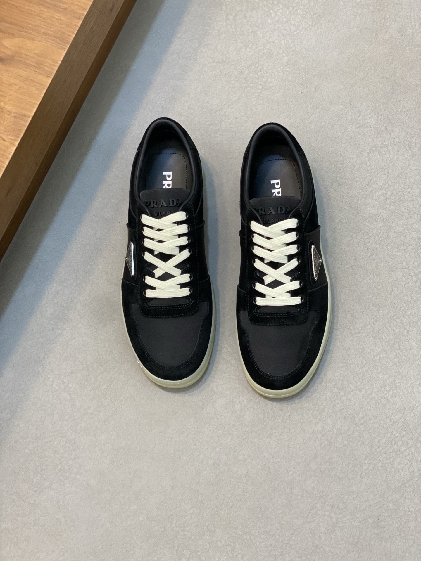 NO:222374,Brand PRADA color original color matching code number 39-44 standard code price Material Prada new product original single-stock low-top casual shoes!  The upper is made of cowhide with cloth Prada logo cowhide inner lining. The original molded sole of cowhide is opened, high quality worth owning. Prada, prada, prada, cowhide19860909品牌PRADA 颜色原版配色 码数39-44标准码 价格 材质普拉达新品原单货低帮 休闲鞋！鞋面采用牛皮配布普拉达标识牛皮内里 牛皮垫脚原版开模大底、高品质值得拥有,普拉达,prada,prada,cowhide,Men's shoes