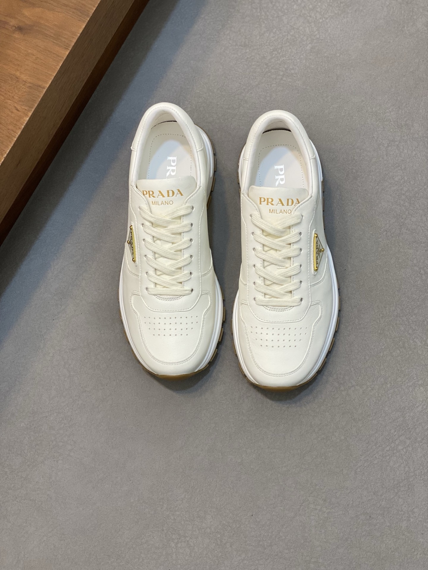 NO:222003,Brand P R A D A Color Original Color Pair Number 39-44 Customized 45 Price Material Prada New Product Original Single-Place Low-top Casual Sports Shoes!  The upper is made of original soft cowhide with Prada logo cowhide inner lining. The original molded outsole of cowhide is made of high quality, worth owning. Prada, prada, sneakers, cowhide19860909品牌P R A D A 颜色原版配色 码数39-44定做45 价格 材质普拉达新品原单货低帮休闲运动鞋！鞋面采用原版柔软牛皮搭配普拉达标识牛皮内里 牛皮垫脚原版开模大底、高品质值得拥有,普拉达,prada,sneakers,cowhide,Men's shoes