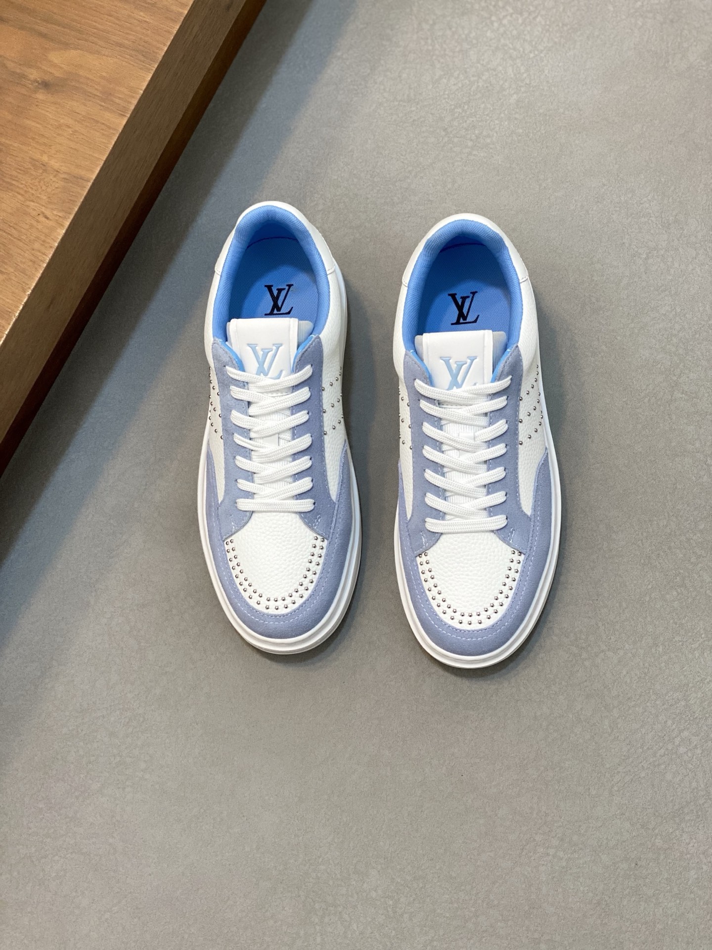 Louis Vuitton Men's Casual Sneakers in White Leather with Blue Trim 2 i1742141777278 2800 0 0